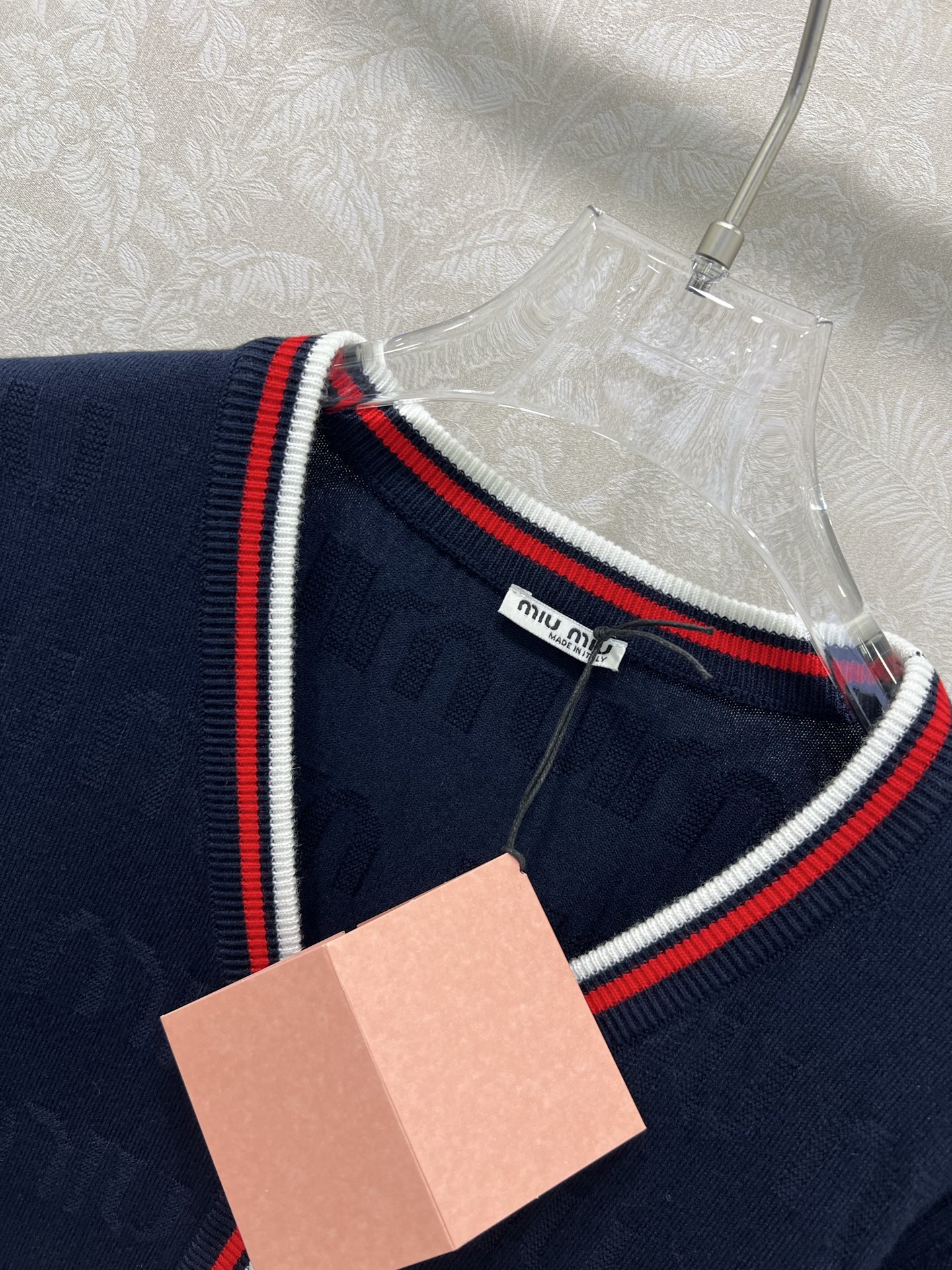 🔥🔥Miumi*25新款V领针织开衫 整体miu字母提花 领边下摆红白条撞色 独家高版出品 真的很难不让