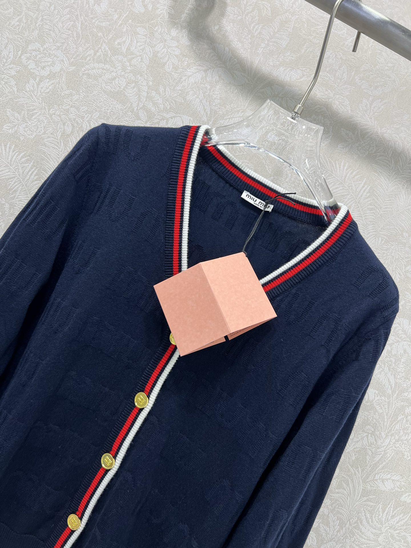 🔥🔥Miumi*25新款V领针织开衫 整体miu字母提花 领边下摆红白条撞色 独家高版出品 真的很难不让