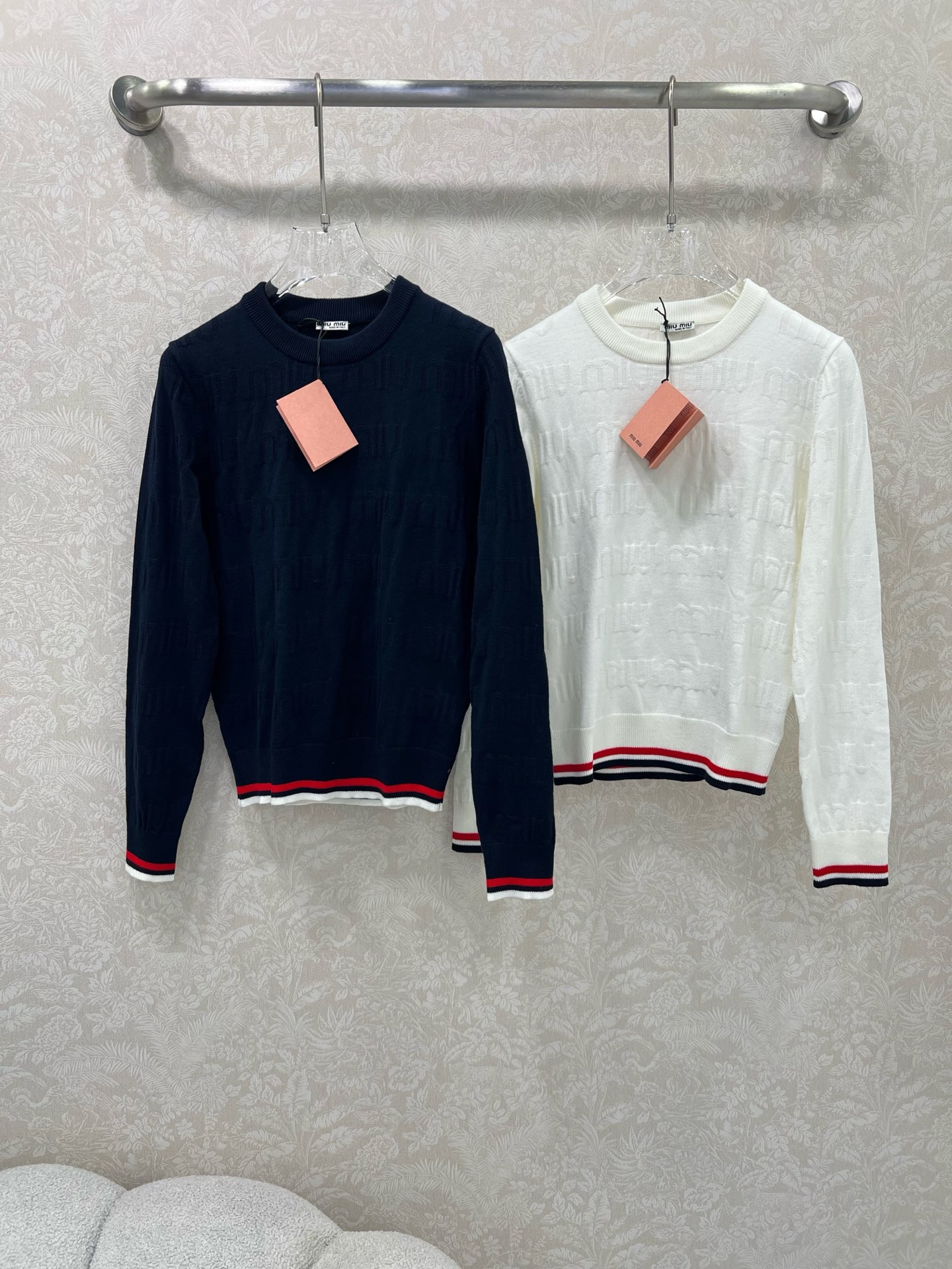 🔥🔥Miumi*25新款圆领套头针织羊衫 整体miu字母提花 袖口下摆红白条撞色 独家高版出品 真的很难