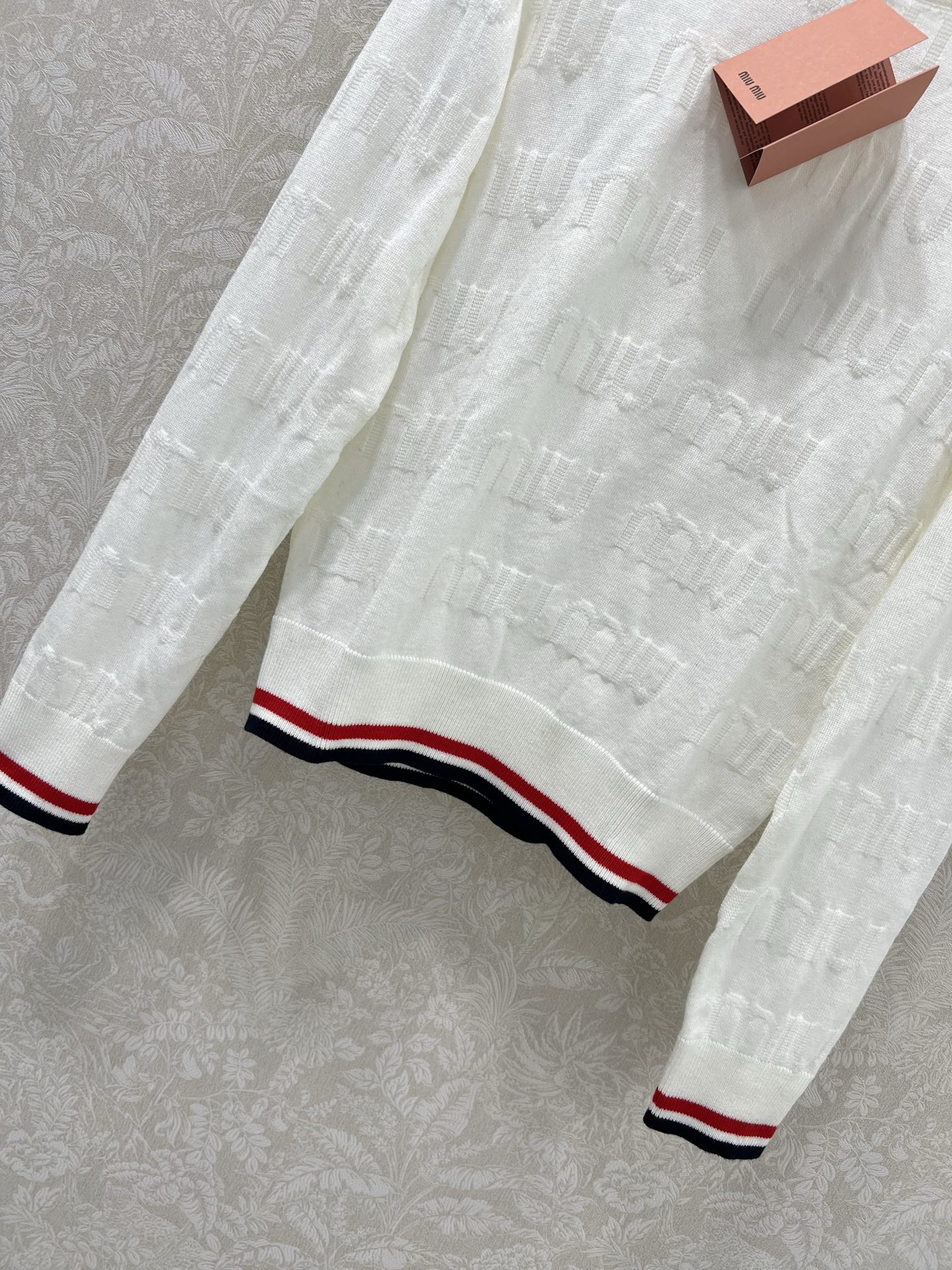 🔥🔥Miumi*25新款圆领套头针织羊衫 整体miu字母提花 袖口下摆红白条撞色 独家高版出品 真的很难