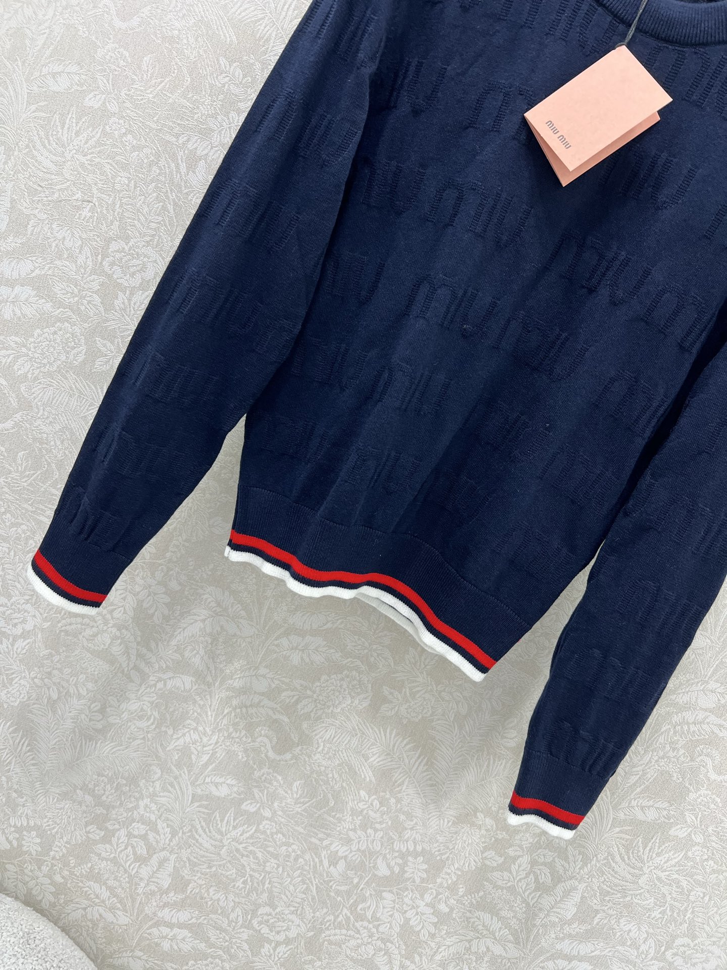🔥🔥Miumi*25新款圆领套头针织羊衫 整体miu字母提花 袖口下摆红白条撞色 独家高版出品 真的很难