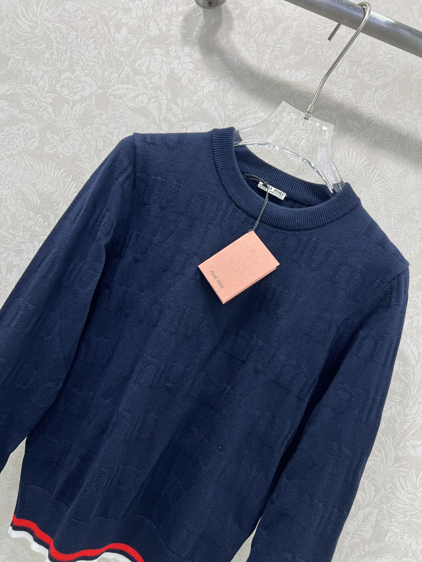 🔥🔥Miumi*25新款圆领套头针织羊衫 整体miu字母提花 袖口下摆红白条撞色 独家高版出品 真的很难