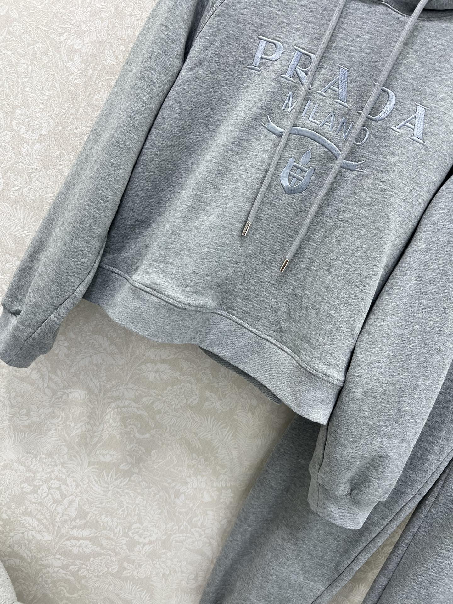 🔥🔥 PRAD*25早秋新款套装 连帽胸前字母刺绣宽松卫衣➕束脚长裤的组合 上衣经典logo刺绣休闲复古