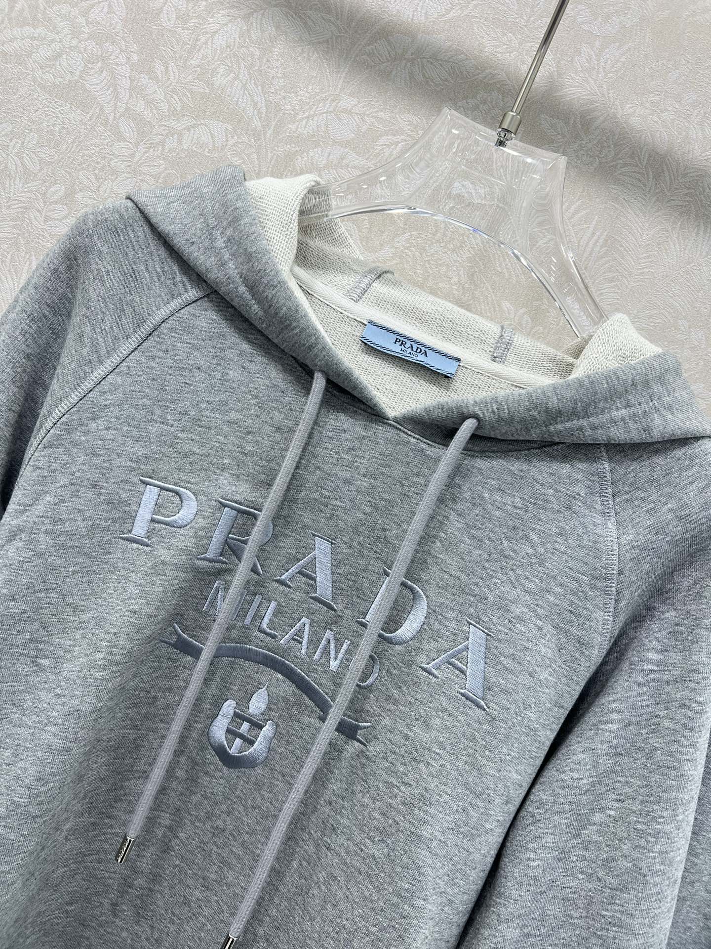 🔥🔥 PRAD*25早秋新款套装 连帽胸前字母刺绣宽松卫衣➕束脚长裤的组合 上衣经典logo刺绣休闲复古