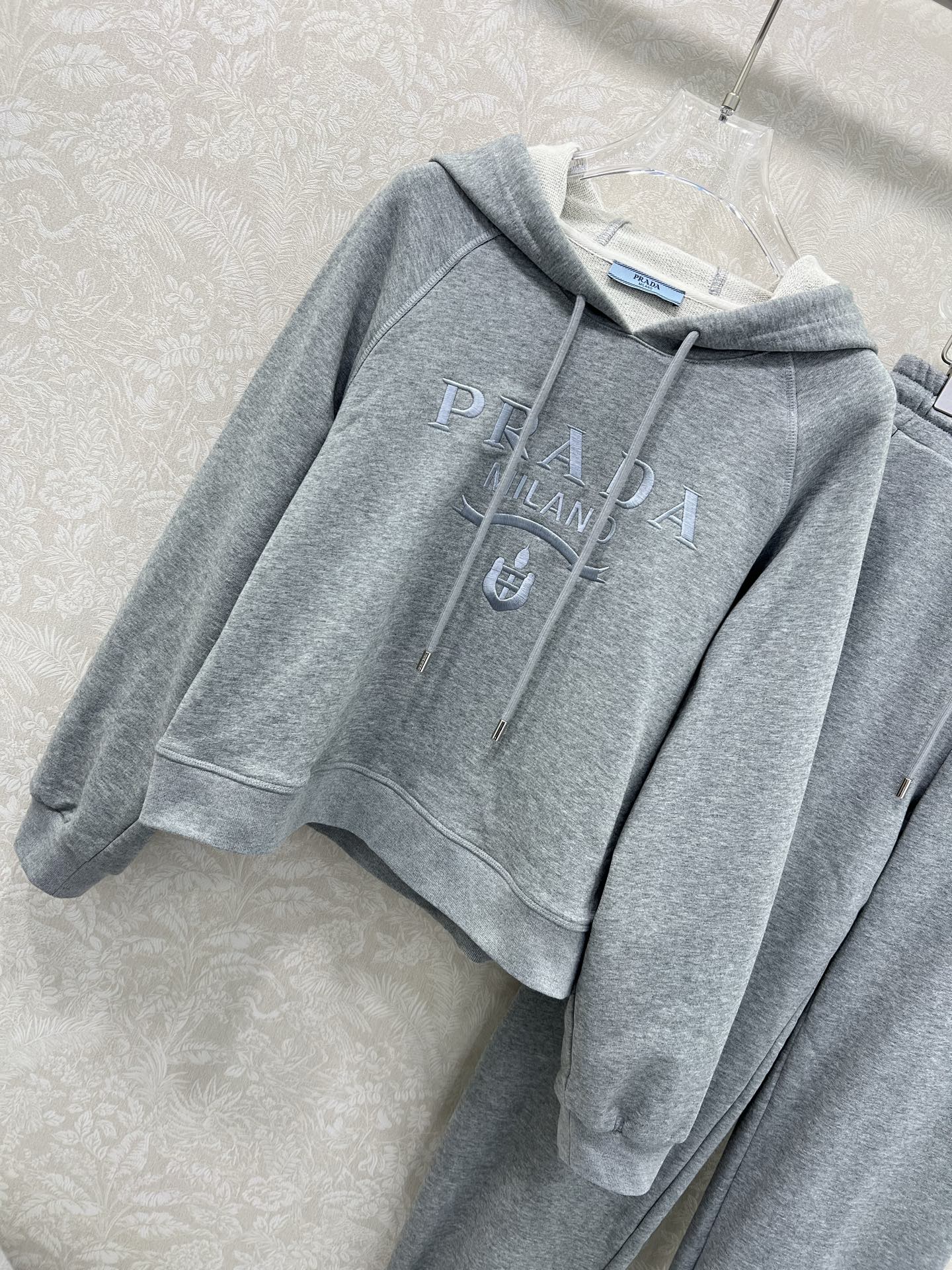🔥🔥 PRAD*25早秋新款套装 连帽胸前字母刺绣宽松卫衣➕束脚长裤的组合 上衣经典logo刺绣休闲复古