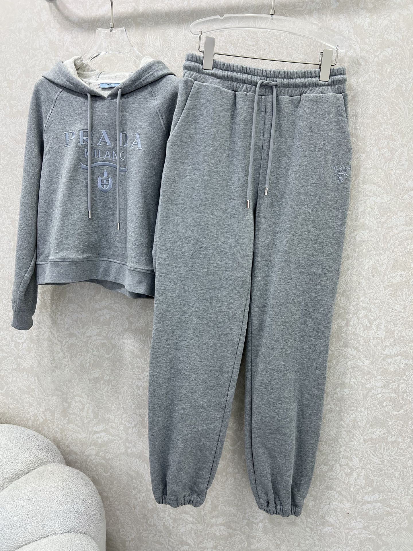 🔥🔥 PRAD*25早秋新款套装 连帽胸前字母刺绣宽松卫衣➕束脚长裤的组合 上衣经典logo刺绣休闲复古