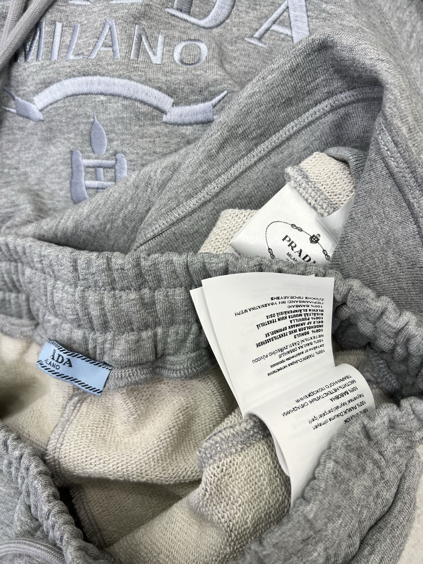 🔥🔥 PRAD*25早秋新款套装 连帽胸前字母刺绣宽松卫衣➕束脚长裤的组合 上衣经典logo刺绣休闲复古