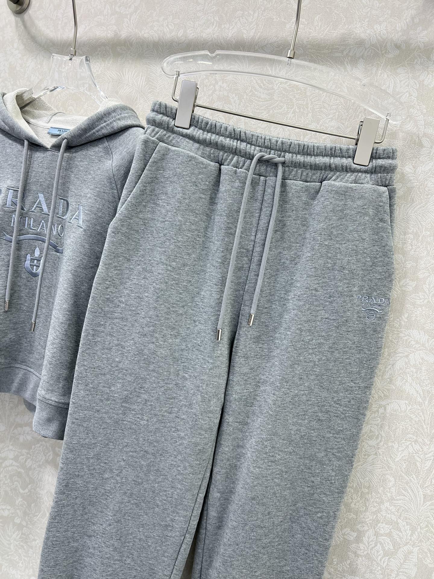 🔥🔥 PRAD*25早秋新款套装 连帽胸前字母刺绣宽松卫衣➕束脚长裤的组合 上衣经典logo刺绣休闲复古