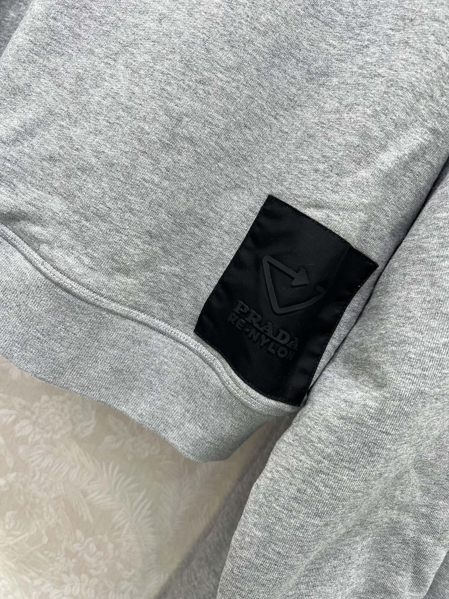 🔥🔥 PRAD*25早秋新款套装 连帽胸前字母刺绣宽松卫衣➕束脚长裤的组合 上衣经典logo刺绣休闲复古