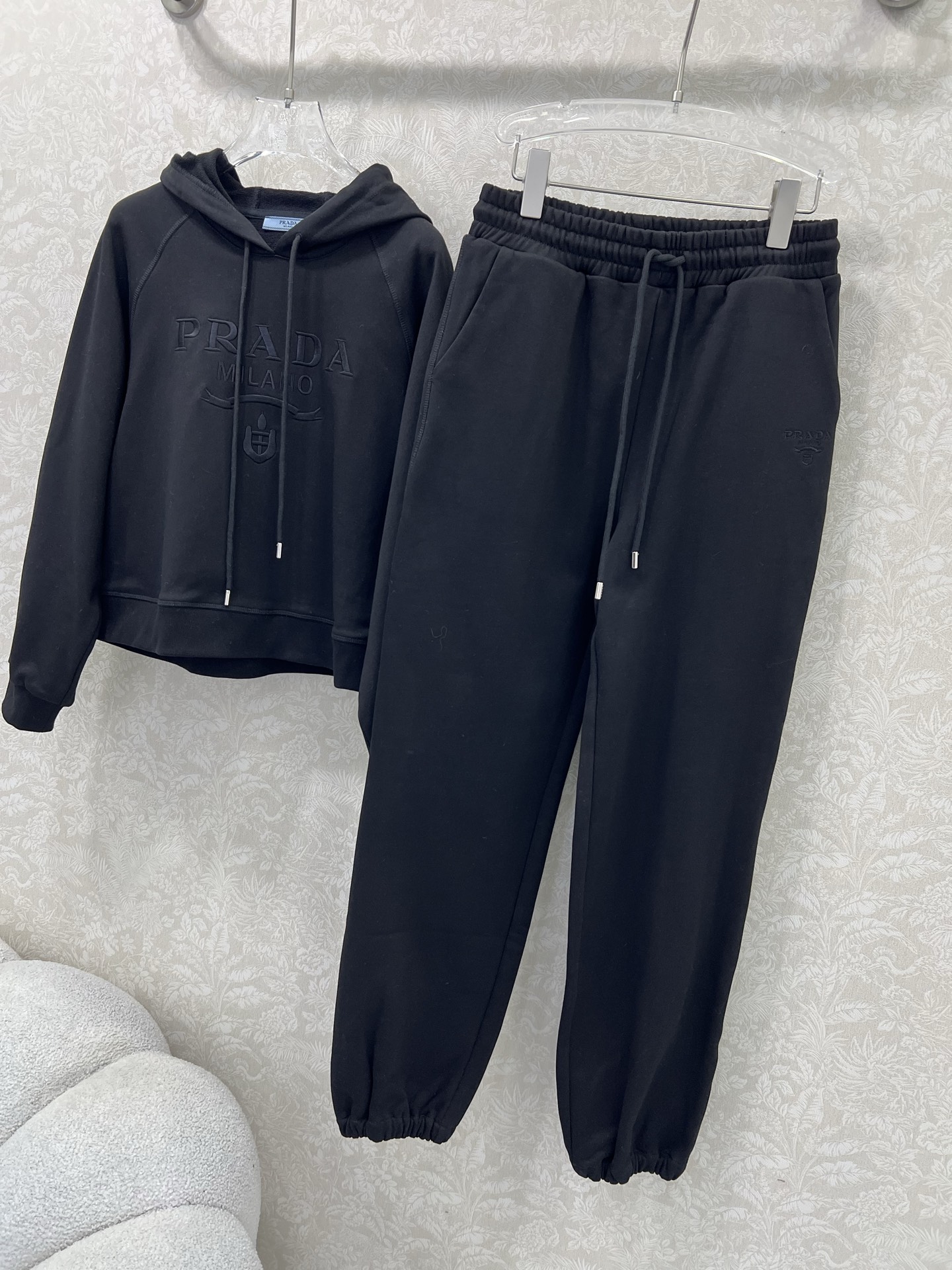 🔥🔥 PRAD*25早秋新款套装 连帽胸前字母刺绣宽松卫衣➕束脚长裤的组合 上衣经典logo刺绣休闲复古