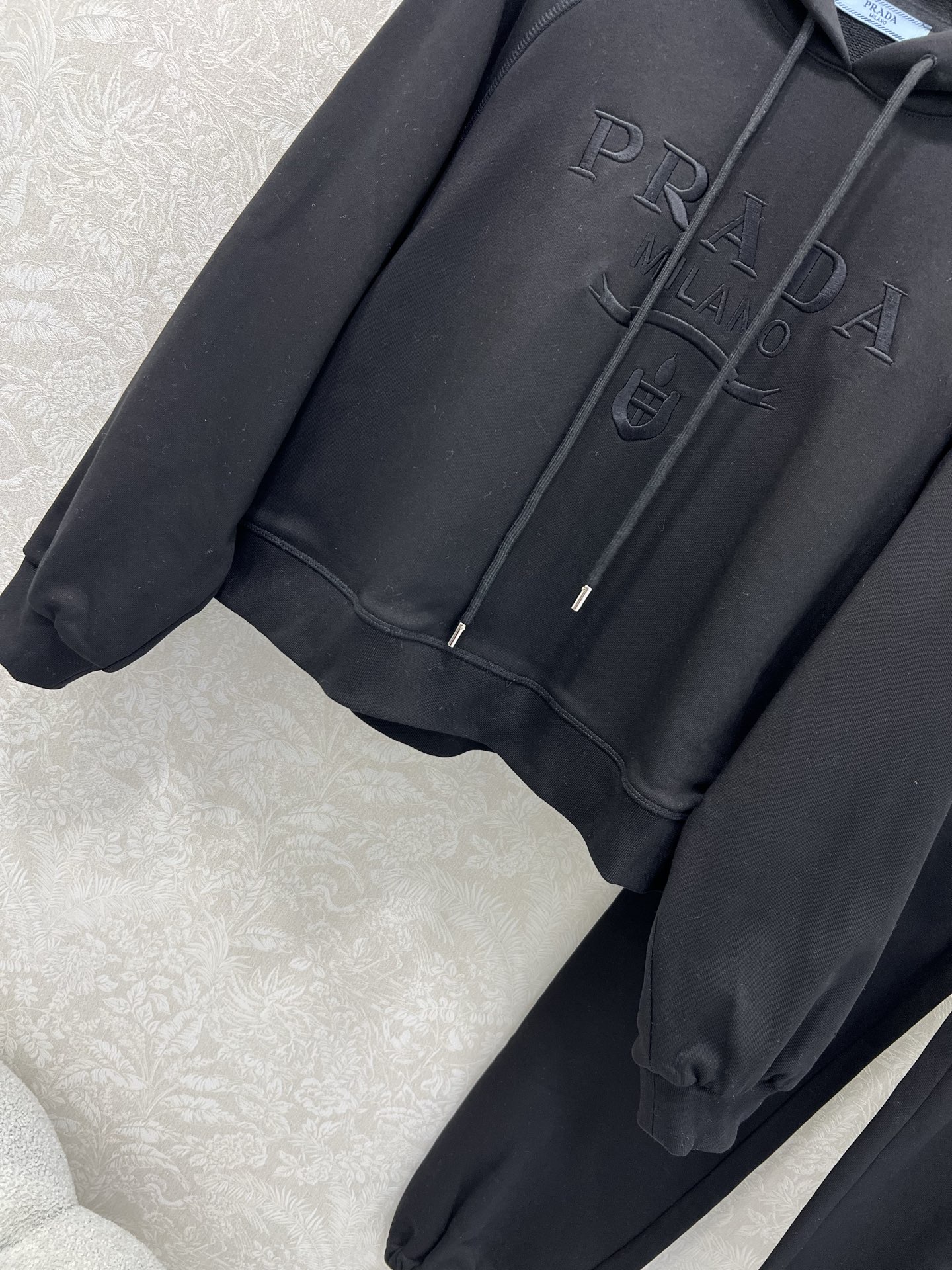 🔥🔥 PRAD*25早秋新款套装 连帽胸前字母刺绣宽松卫衣➕束脚长裤的组合 上衣经典logo刺绣休闲复古