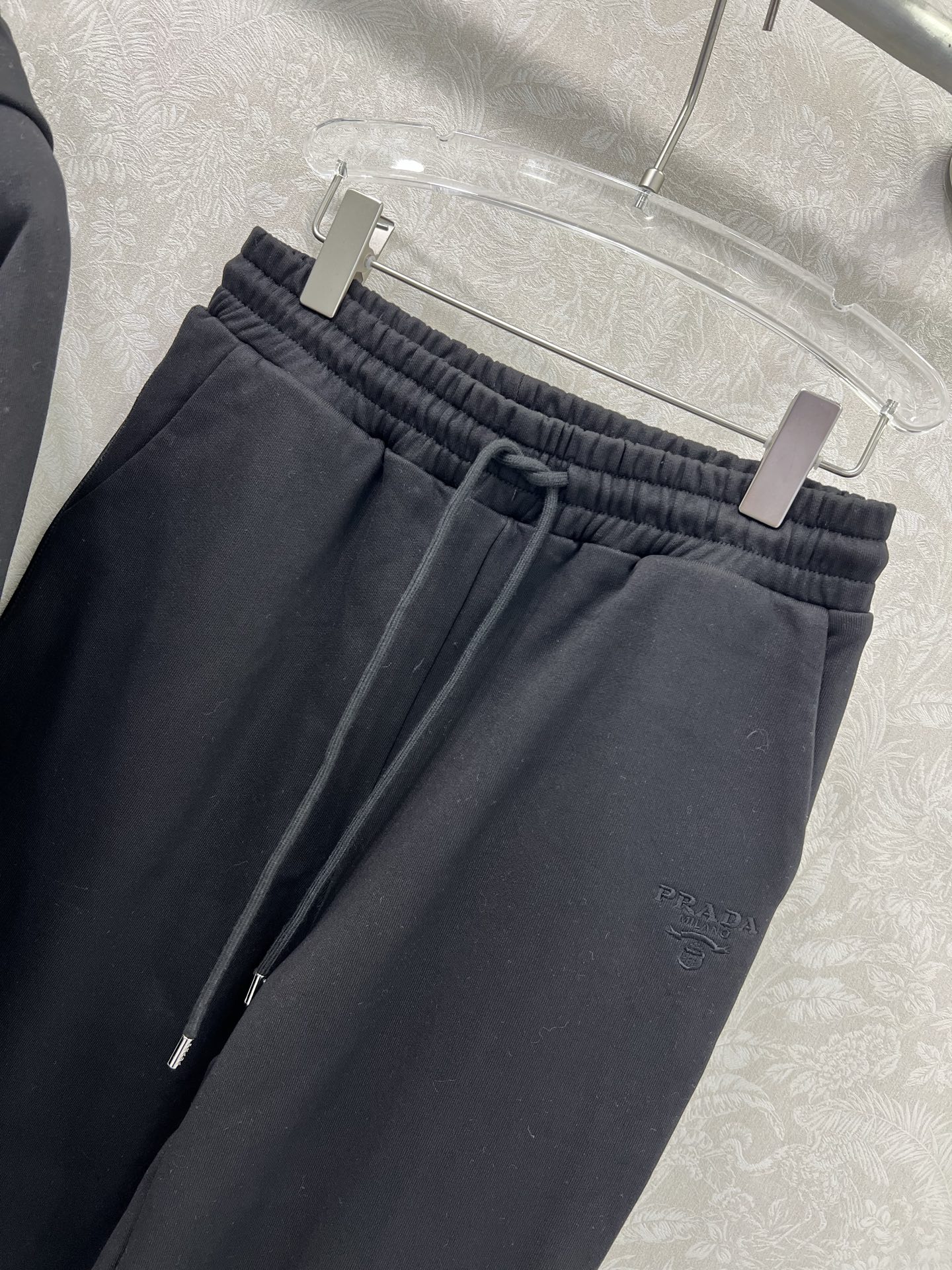 🔥🔥 PRAD*25早秋新款套装 连帽胸前字母刺绣宽松卫衣➕束脚长裤的组合 上衣经典logo刺绣休闲复古