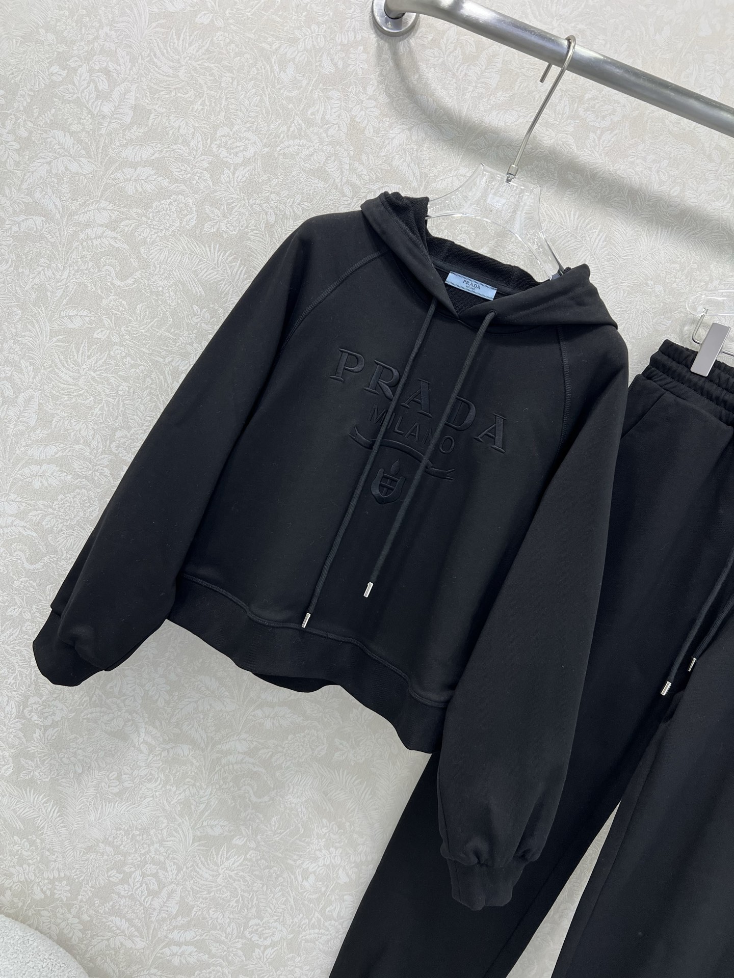 🔥🔥 PRAD*25早秋新款套装 连帽胸前字母刺绣宽松卫衣➕束脚长裤的组合 上衣经典logo刺绣休闲复古