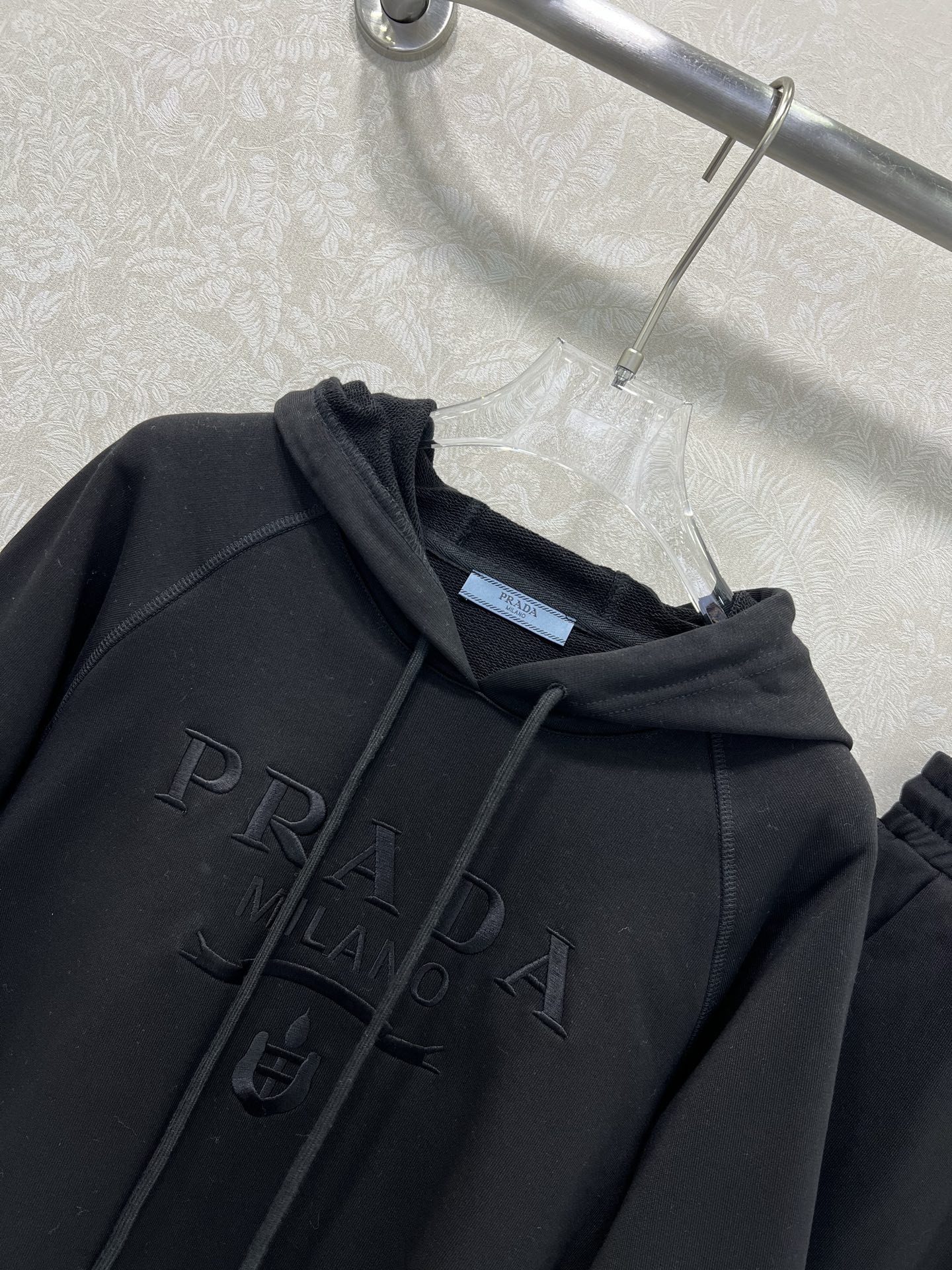 🔥🔥 PRAD*25早秋新款套装 连帽胸前字母刺绣宽松卫衣➕束脚长裤的组合 上衣经典logo刺绣休闲复古