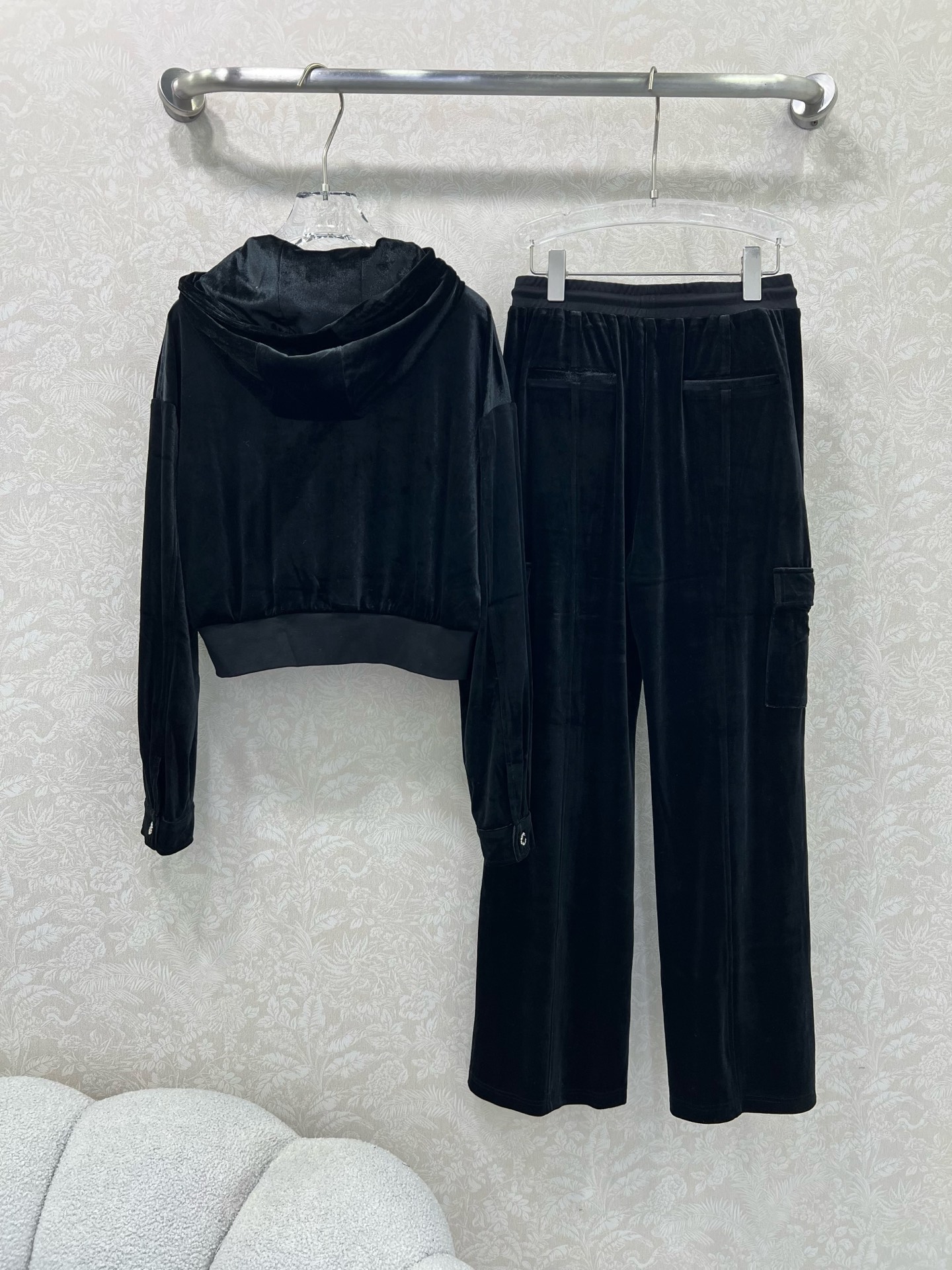 🔥🔥prad*25新款休闲丝绒运动套装 定制面料 连帽外套➕休闲长裤 经典三角标装饰 恰到好处的松量 干