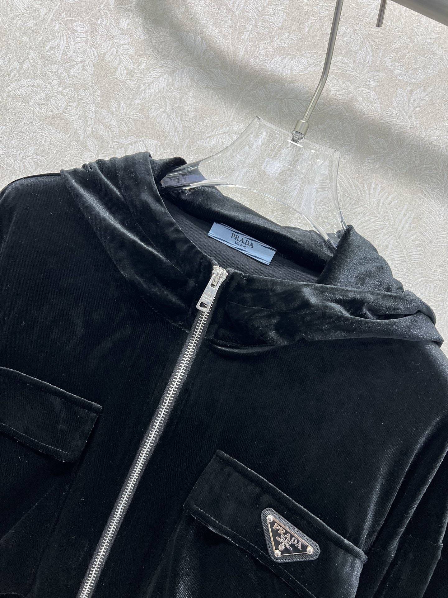 🔥🔥prad*25新款休闲丝绒运动套装 定制面料 连帽外套➕休闲长裤 经典三角标装饰 恰到好处的松量 干