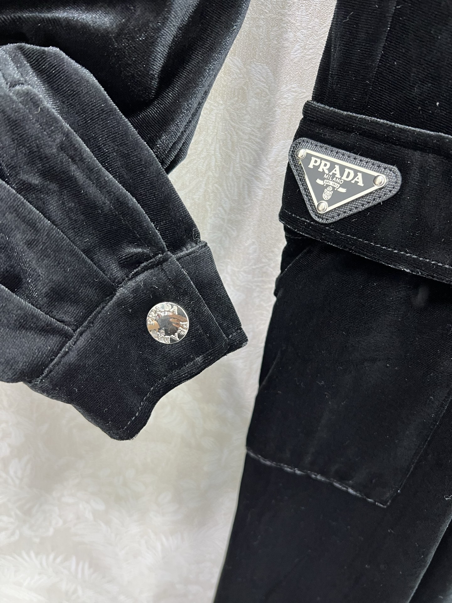 🔥🔥prad*25新款休闲丝绒运动套装 定制面料 连帽外套➕休闲长裤 经典三角标装饰 恰到好处的松量 干