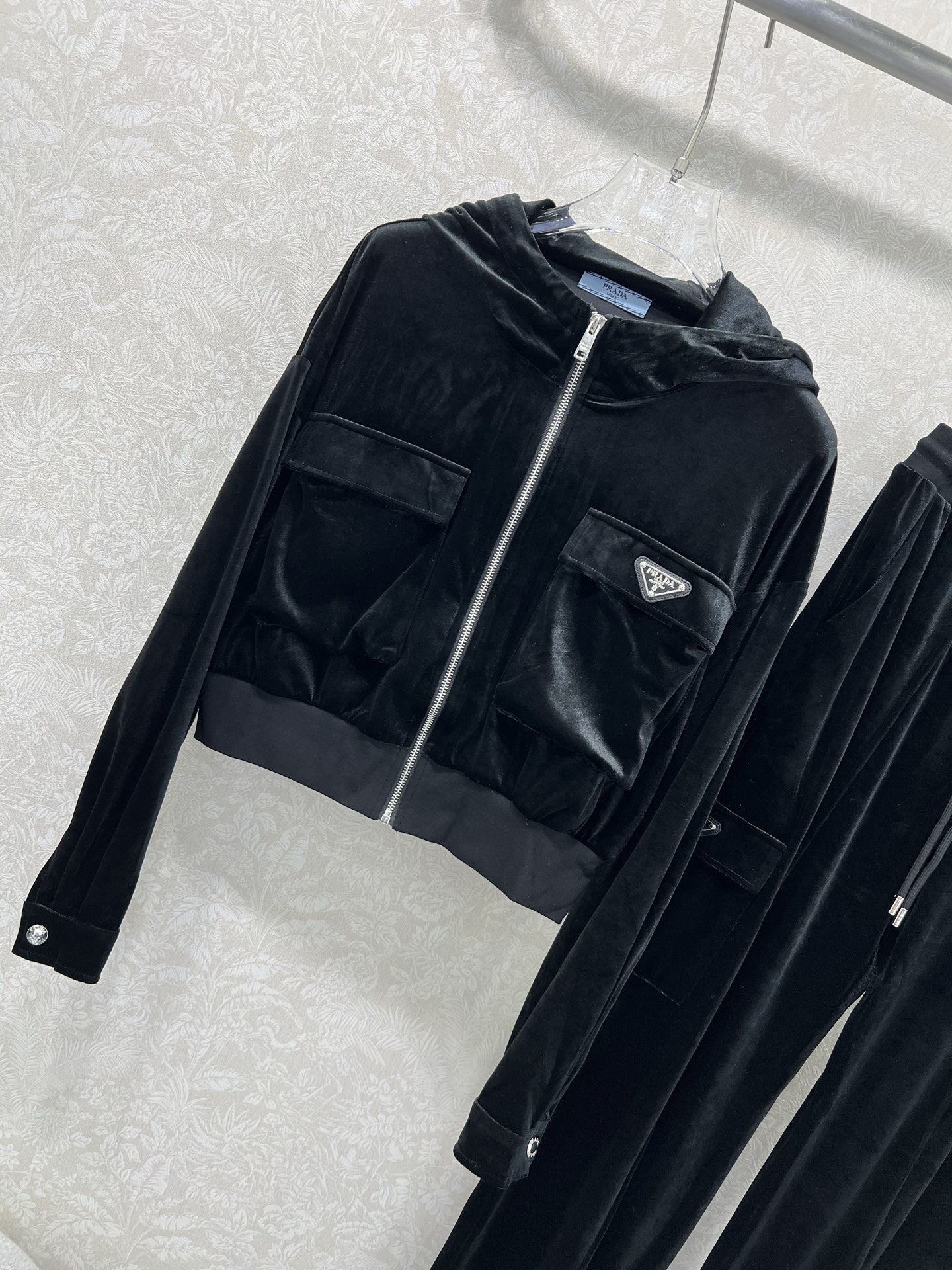 🔥🔥prad*25新款休闲丝绒运动套装 定制面料 连帽外套➕休闲长裤 经典三角标装饰 恰到好处的松量 干