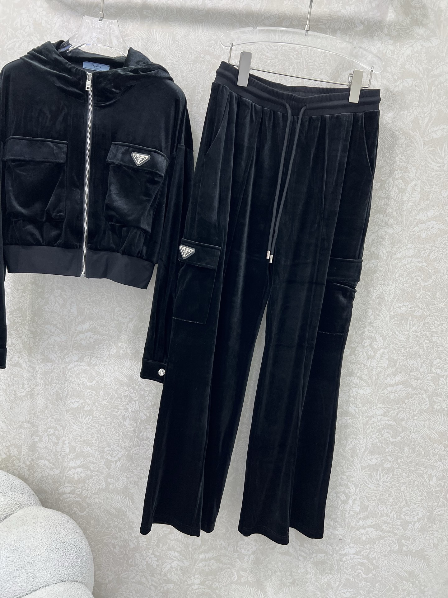 🔥🔥prad*25新款休闲丝绒运动套装 定制面料 连帽外套➕休闲长裤 经典三角标装饰 恰到好处的松量 干