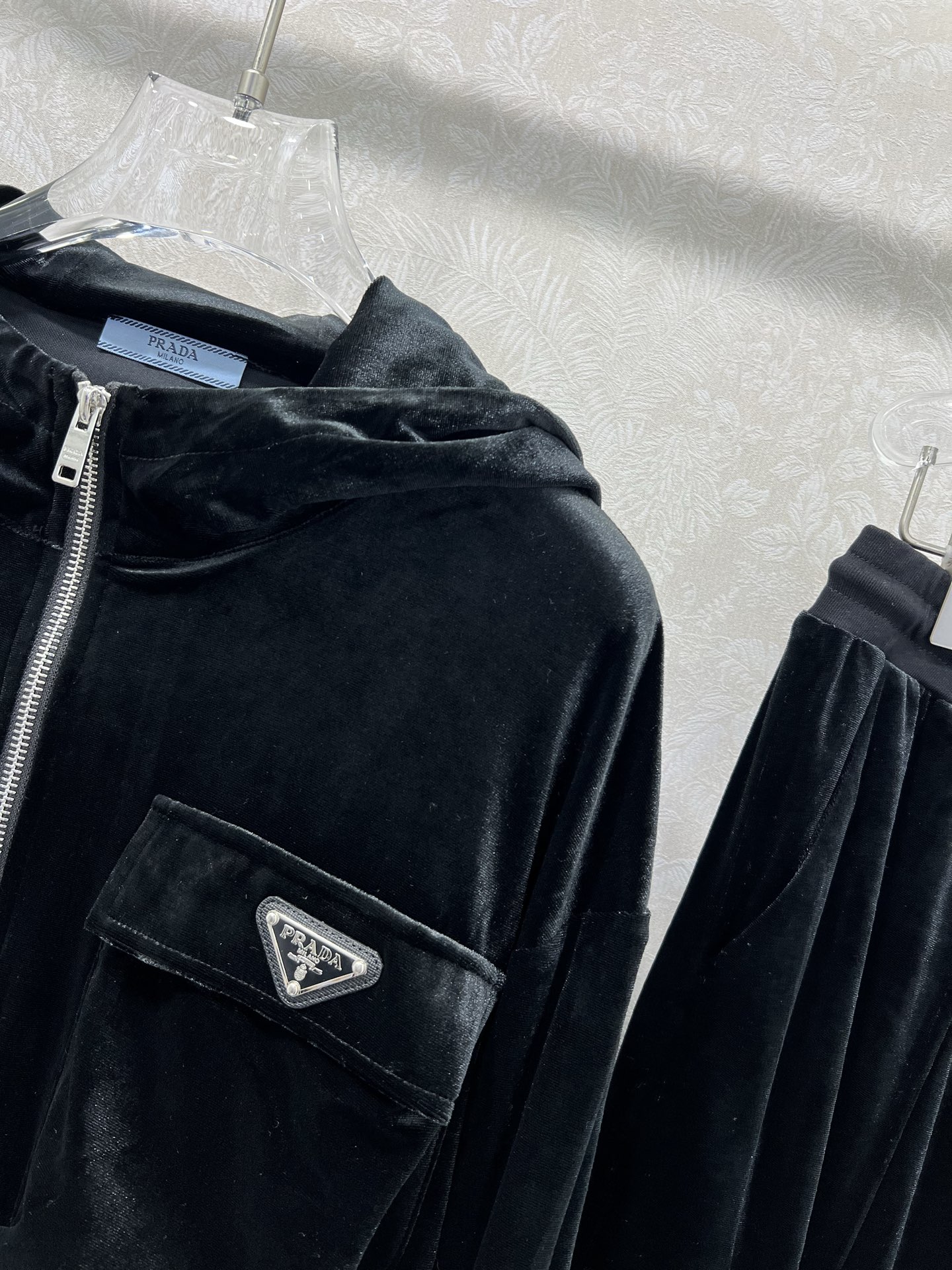 🔥🔥prad*25新款休闲丝绒运动套装 定制面料 连帽外套➕休闲长裤 经典三角标装饰 恰到好处的松量 干