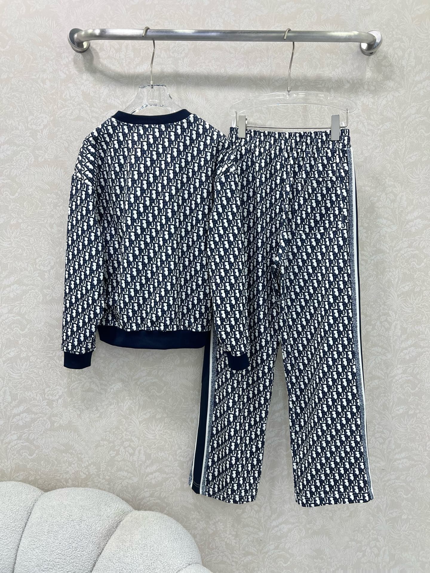 🔥🔥 Dio*25新款休闲运动套装 整套出售 圆领长袖套头➕阔腿长裤的组合 上衣裤子均以D字母老花log