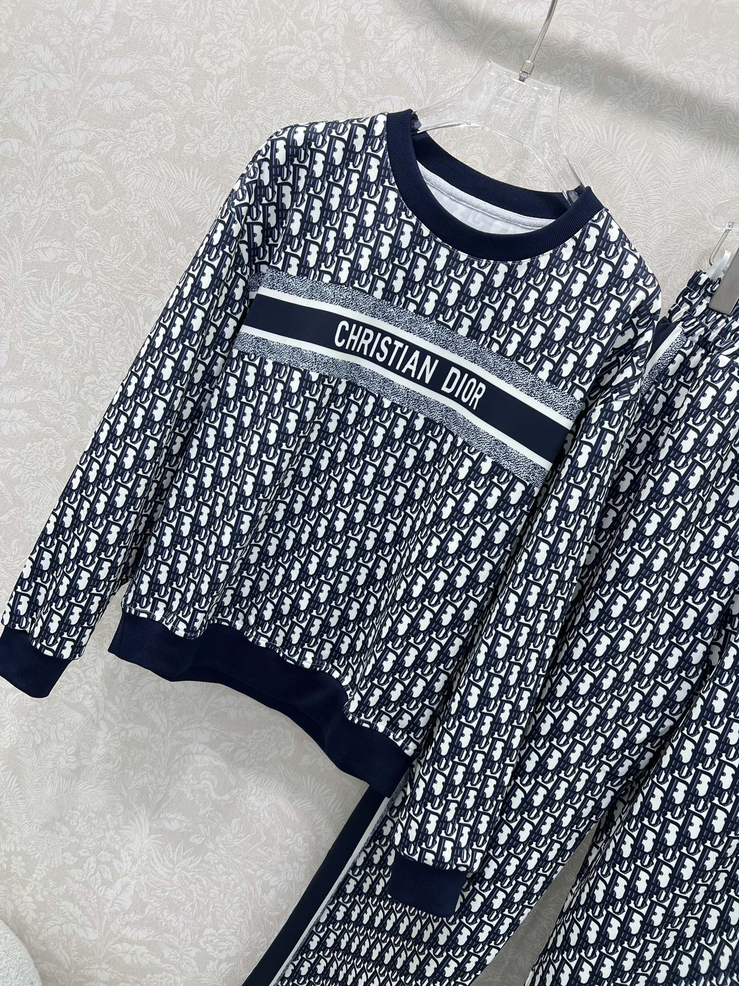 🔥🔥 Dio*25新款休闲运动套装 整套出售 圆领长袖套头➕阔腿长裤的组合 上衣裤子均以D字母老花log