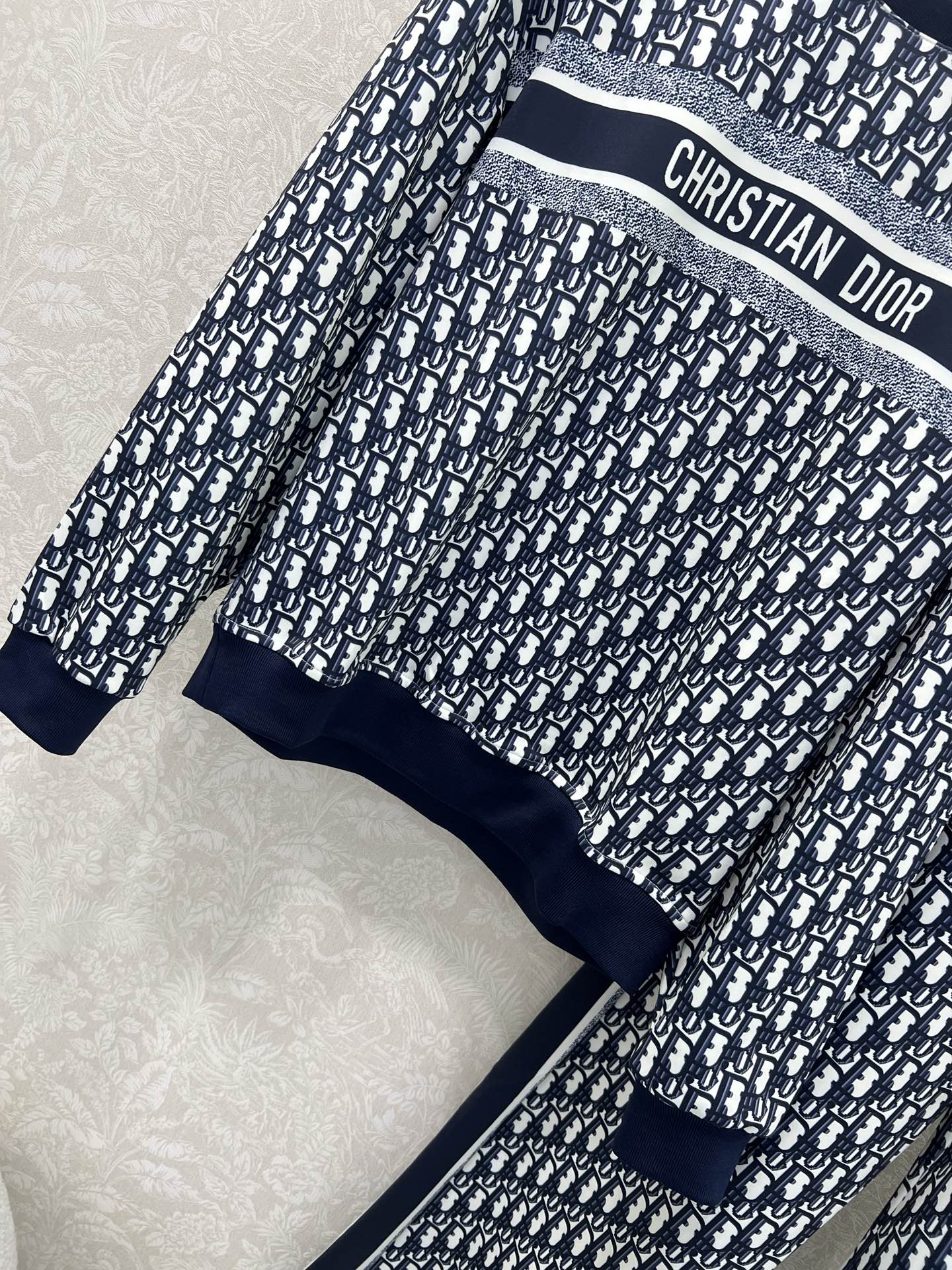 🔥🔥 Dio*25新款休闲运动套装 整套出售 圆领长袖套头➕阔腿长裤的组合 上衣裤子均以D字母老花log