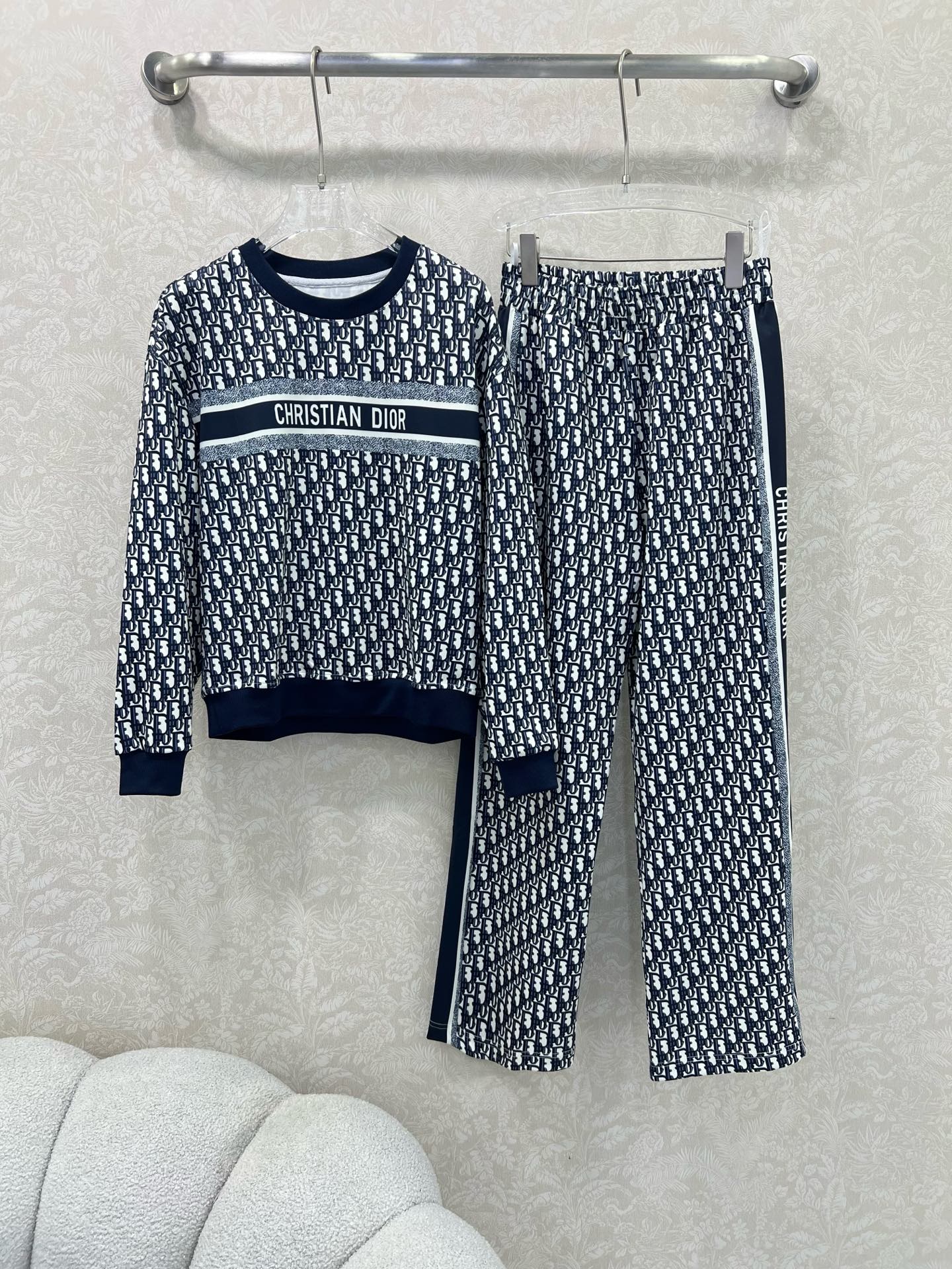 🔥🔥 Dio*25新款休闲运动套装 整套出售 圆领长袖套头➕阔腿长裤的组合 上衣裤子均以D字母老花log