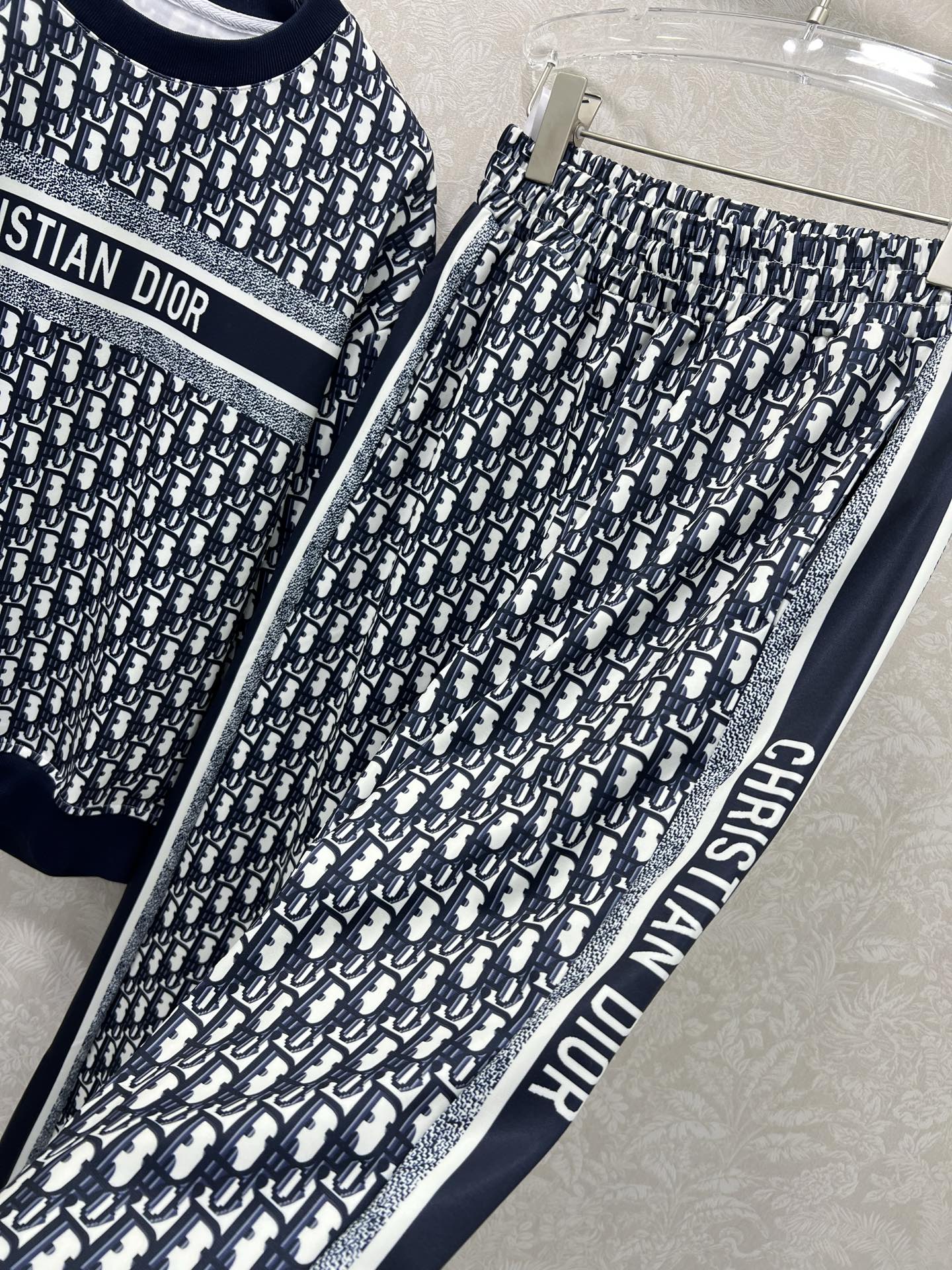 🔥🔥 Dio*25新款休闲运动套装 整套出售 圆领长袖套头➕阔腿长裤的组合 上衣裤子均以D字母老花log