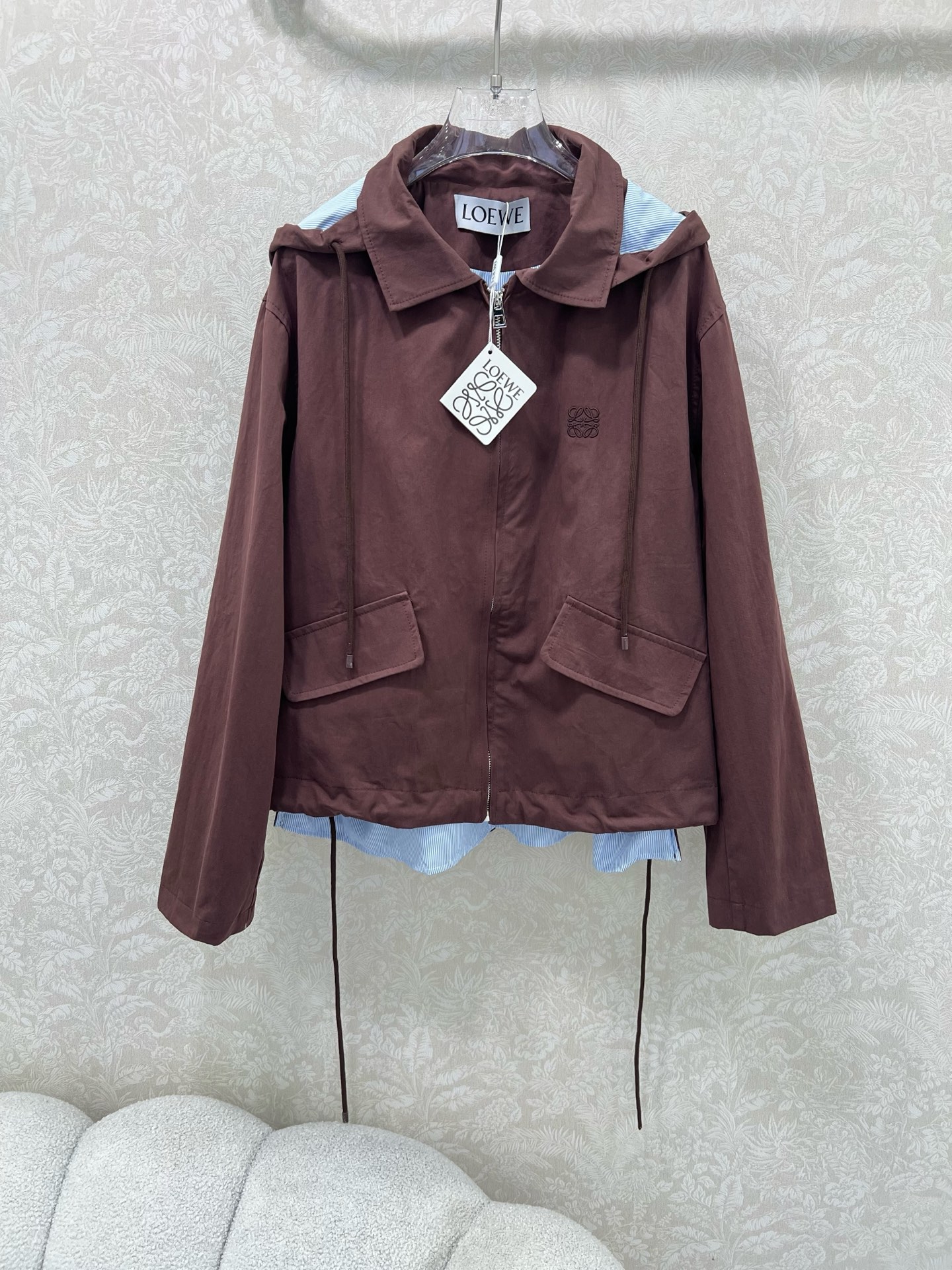 🔥🔥Loew*25早秋新款 假两件拼接连帽风衣外套 口袋抽绳 可拆卸连帽设计青春减龄 经典徽标刺绣点缀 