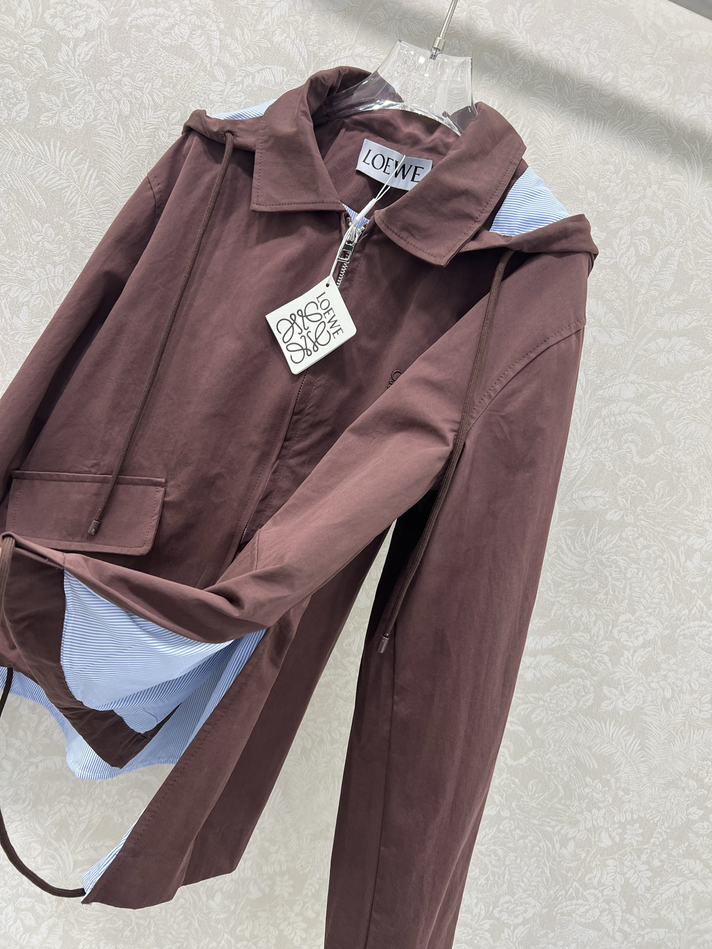 🔥🔥Loew*25早秋新款 假两件拼接连帽风衣外套 口袋抽绳 可拆卸连帽设计青春减龄 经典徽标刺绣点缀 