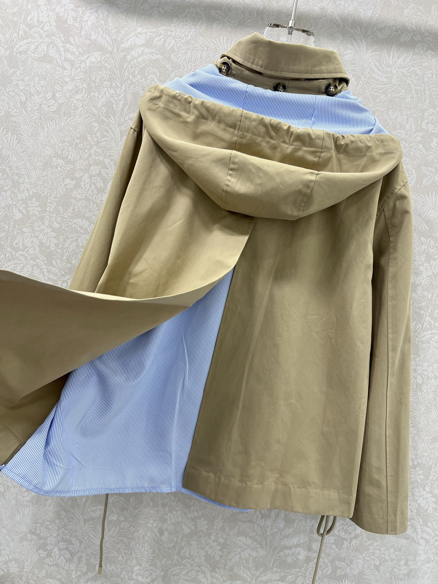 🔥🔥Loew*25早秋新款 假两件拼接连帽风衣外套 口袋抽绳 可拆卸连帽设计青春减龄 经典徽标刺绣点缀 