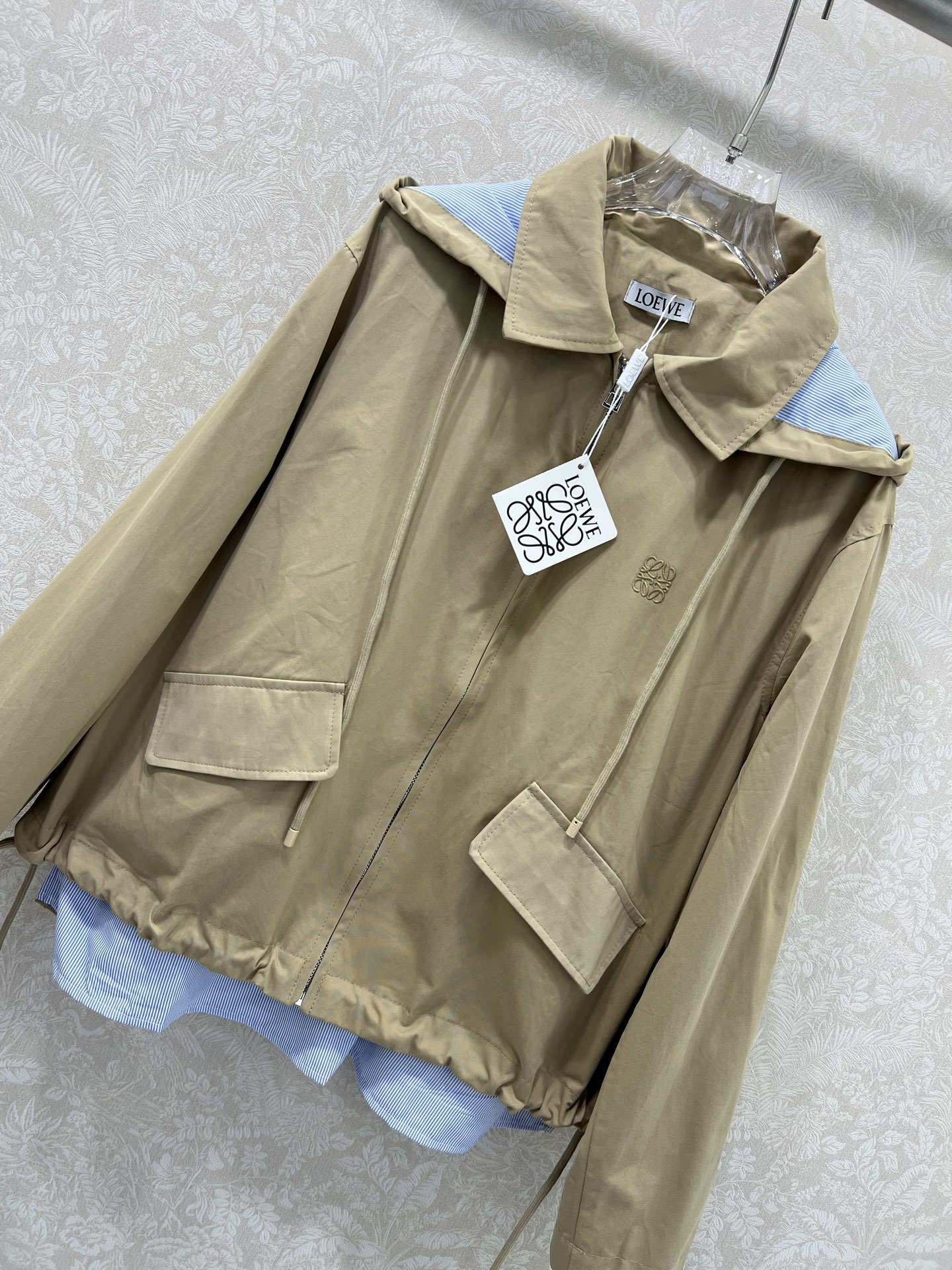 🔥🔥Loew*25早秋新款 假两件拼接连帽风衣外套 口袋抽绳 可拆卸连帽设计青春减龄 经典徽标刺绣点缀 