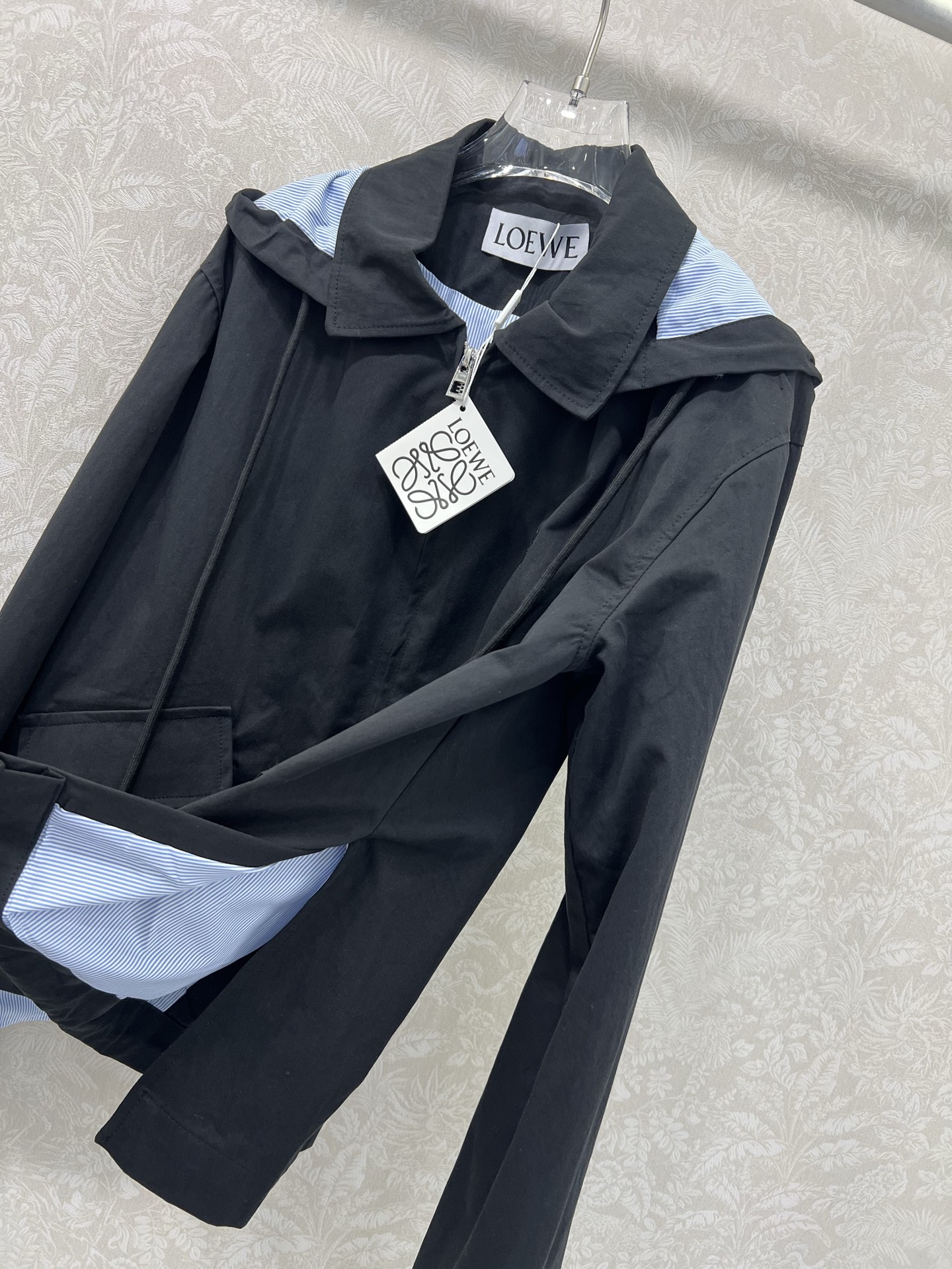 🔥🔥Loew*25早秋新款 假两件拼接连帽风衣外套 口袋抽绳 可拆卸连帽设计青春减龄 经典徽标刺绣点缀 