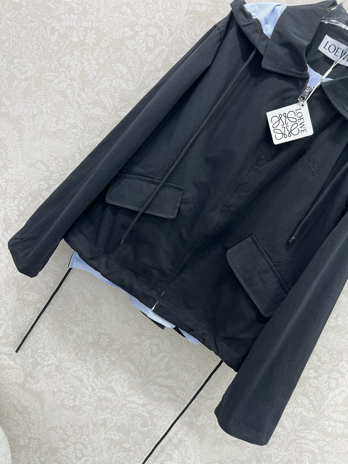 🔥🔥Loew*25早秋新款 假两件拼接连帽风衣外套 口袋抽绳 可拆卸连帽设计青春减龄 经典徽标刺绣点缀 