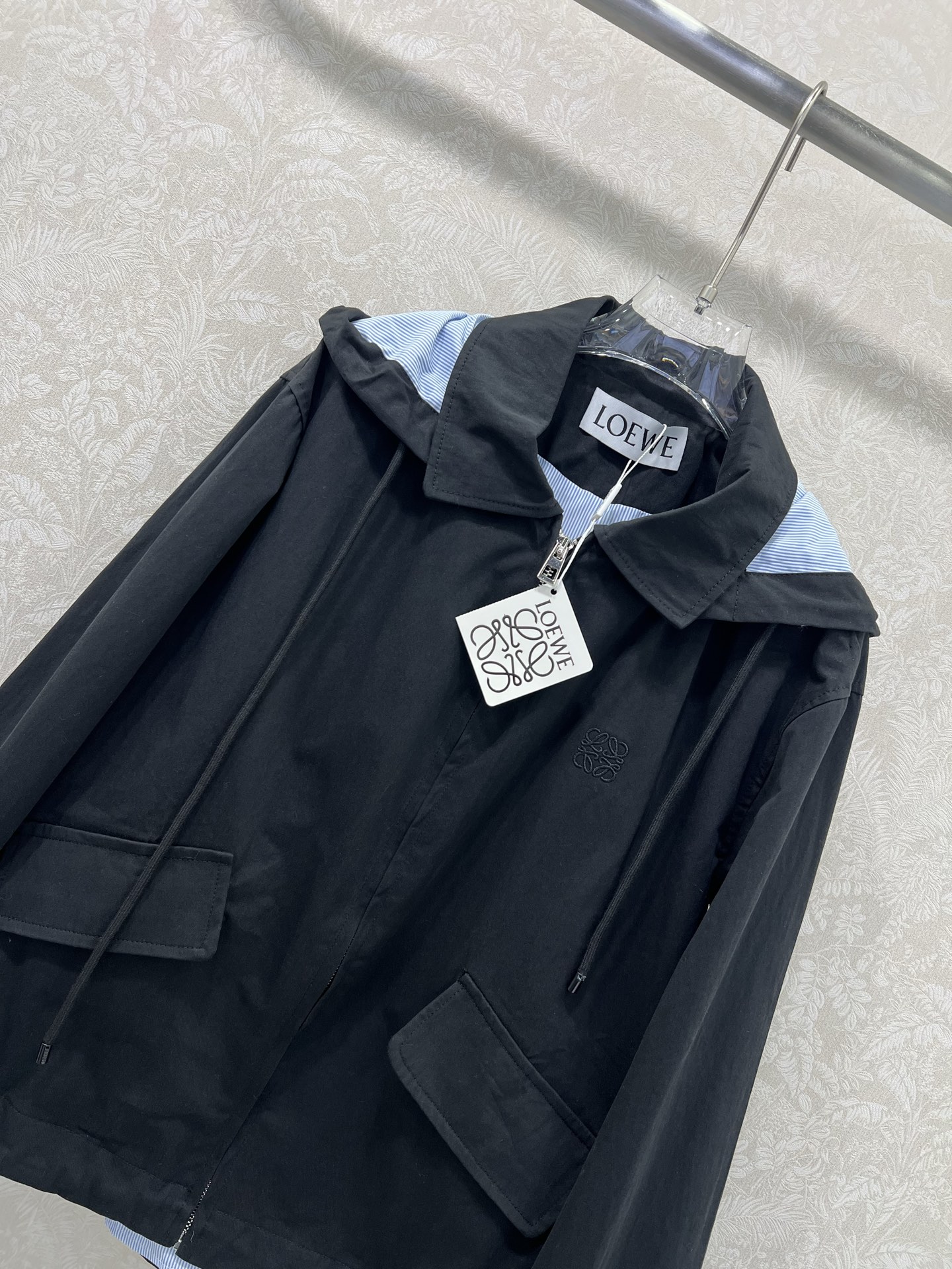 🔥🔥Loew*25早秋新款 假两件拼接连帽风衣外套 口袋抽绳 可拆卸连帽设计青春减龄 经典徽标刺绣点缀 