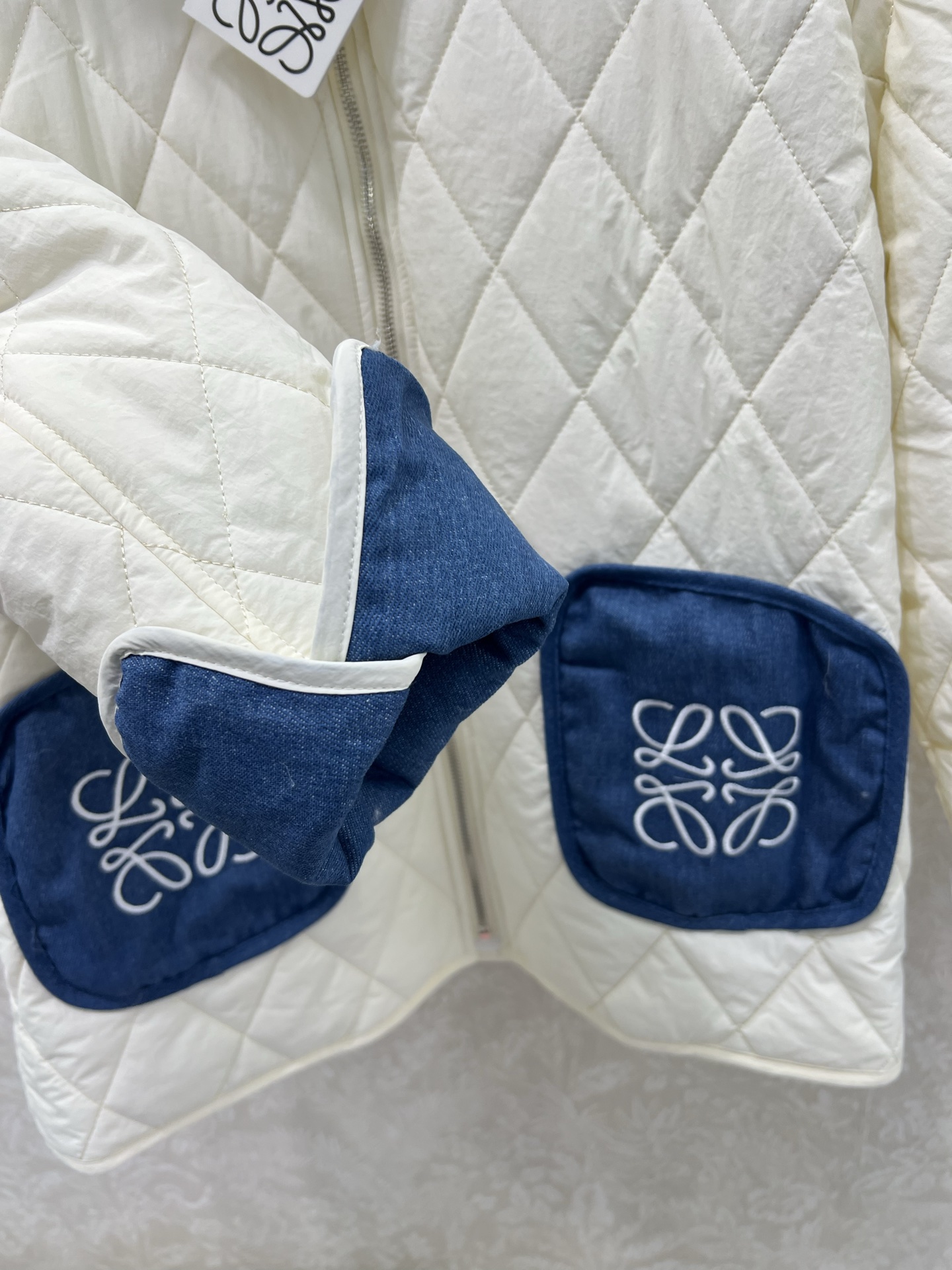 🔥🔥Loew*25早秋新款菱格棉衣外套 领口袖口以及口袋拼接牛仔设计 前大口袋logo经典徽标刺绣点缀 