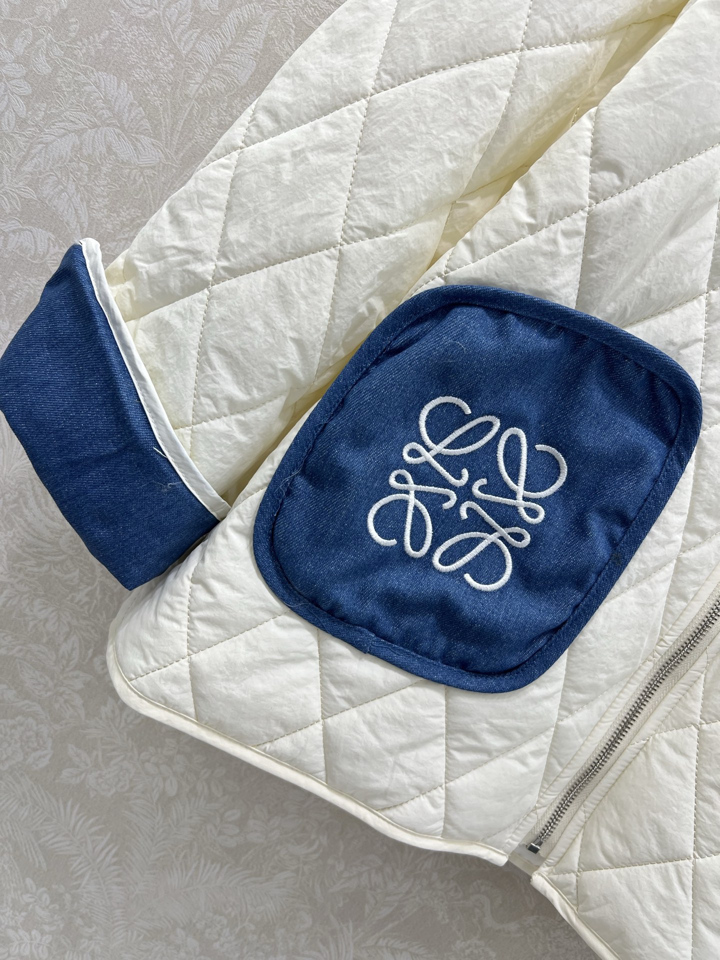 🔥🔥Loew*25早秋新款菱格棉衣外套 领口袖口以及口袋拼接牛仔设计 前大口袋logo经典徽标刺绣点缀 