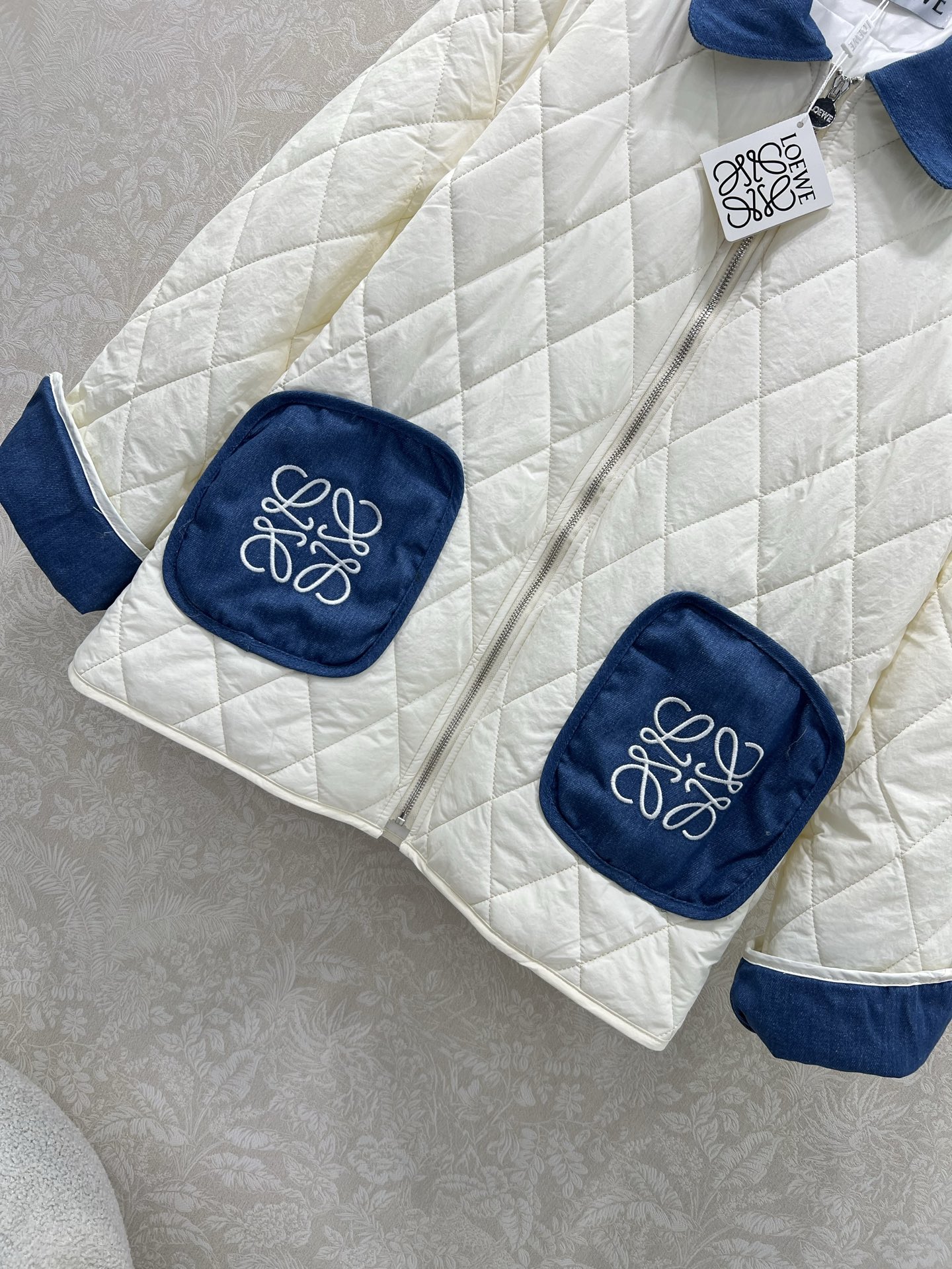 🔥🔥Loew*25早秋新款菱格棉衣外套 领口袖口以及口袋拼接牛仔设计 前大口袋logo经典徽标刺绣点缀 