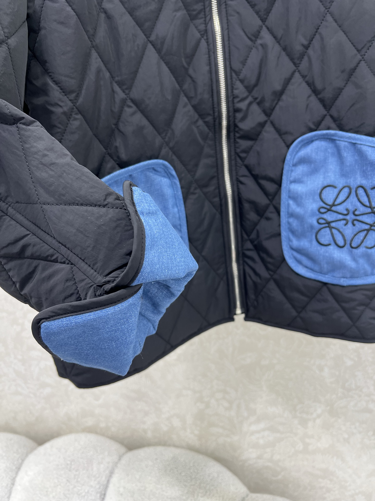 🔥🔥Loew*25早秋新款菱格棉衣外套 领口袖口以及口袋拼接牛仔设计 前大口袋logo经典徽标刺绣点缀 