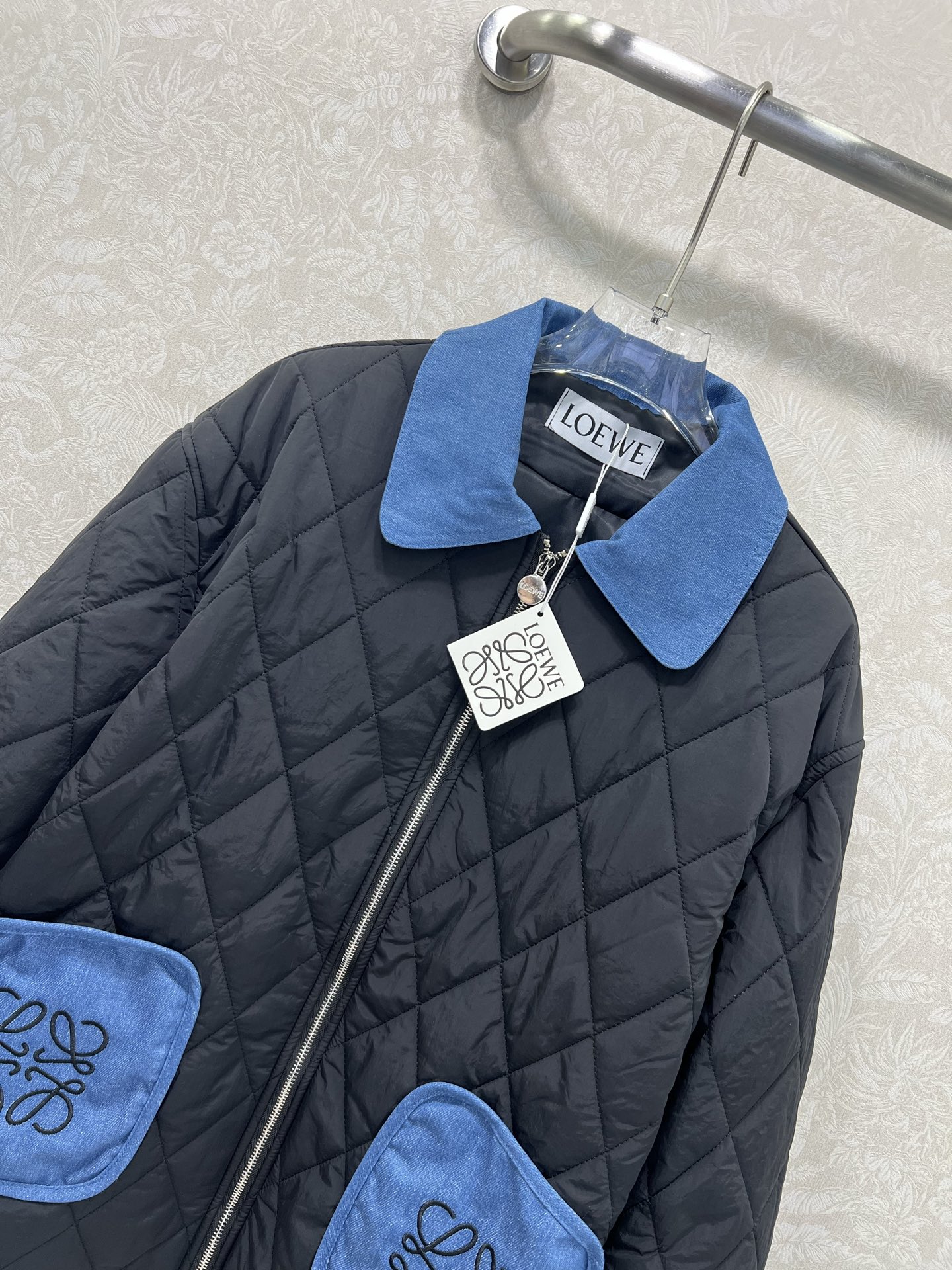 🔥🔥Loew*25早秋新款菱格棉衣外套 领口袖口以及口袋拼接牛仔设计 前大口袋logo经典徽标刺绣点缀 