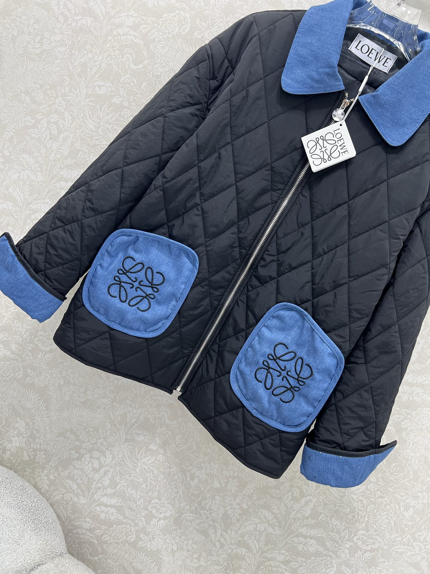 🔥🔥Loew*25早秋新款菱格棉衣外套 领口袖口以及口袋拼接牛仔设计 前大口袋logo经典徽标刺绣点缀 