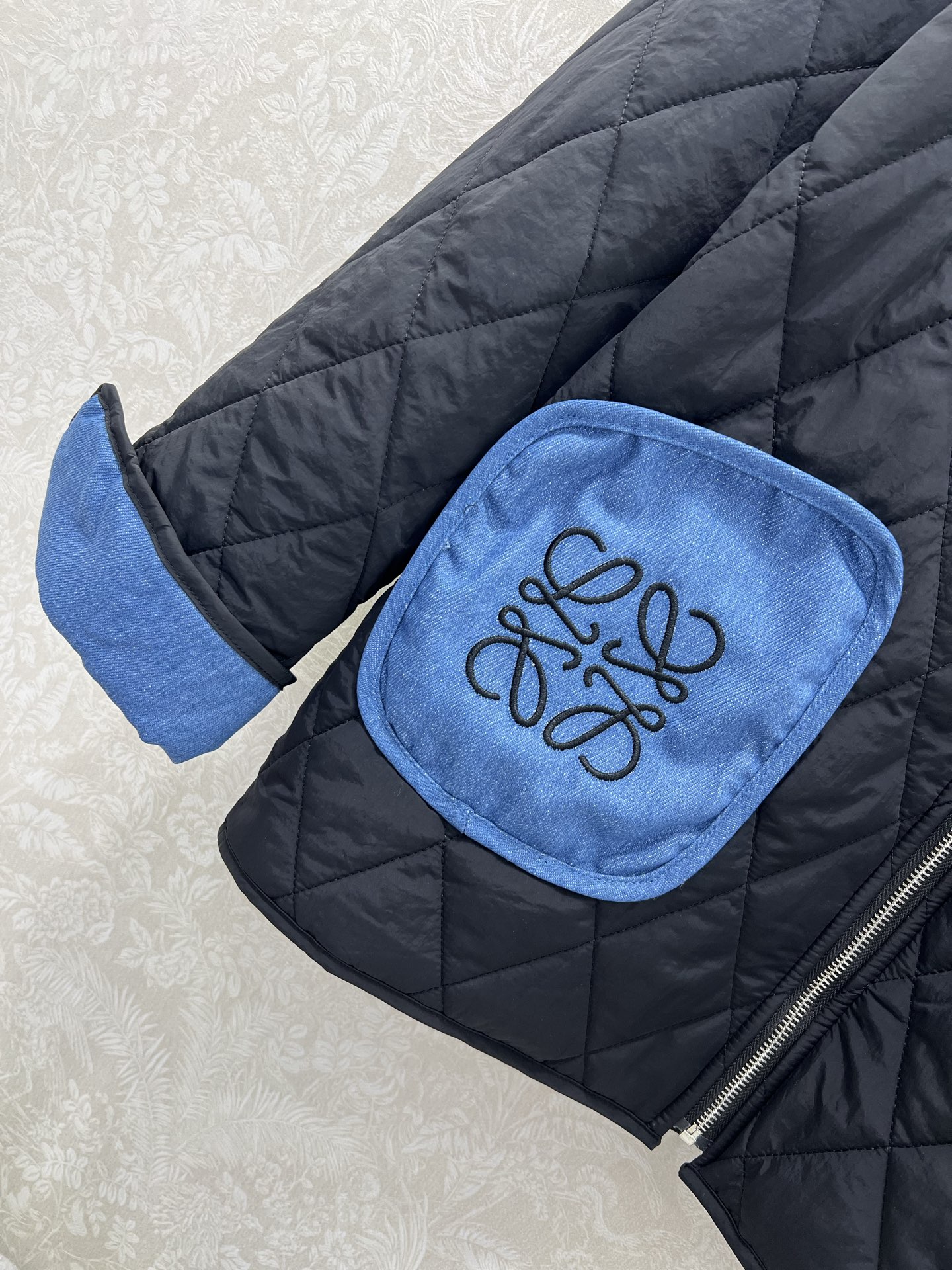 🔥🔥Loew*25早秋新款菱格棉衣外套 领口袖口以及口袋拼接牛仔设计 前大口袋logo经典徽标刺绣点缀 