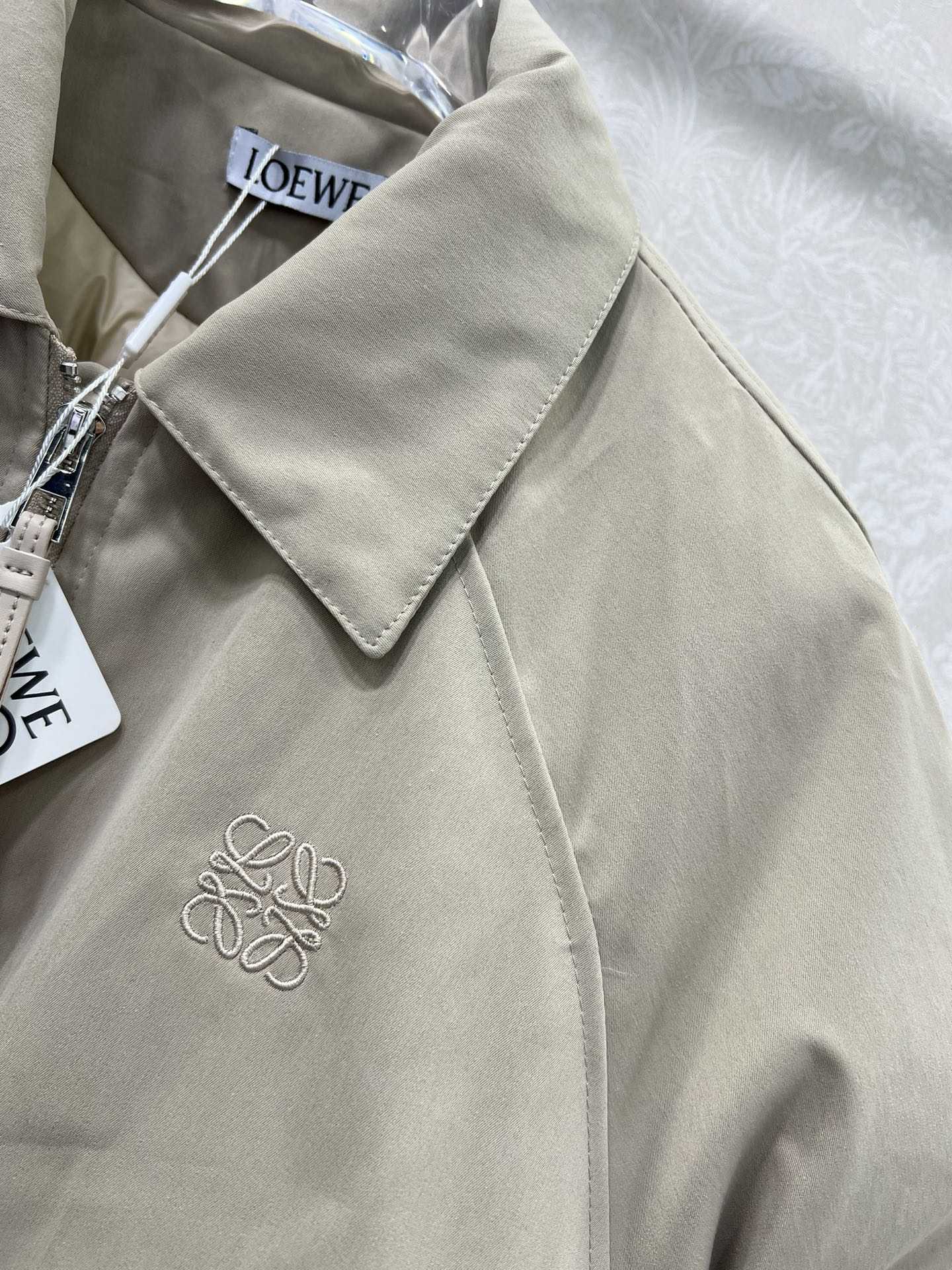 🔥🔥Loew*25早秋新款新款风衣短款棉服翻领外套胸前刺绣logo点缀 下摆抽绳设计 非常有特色的设计 