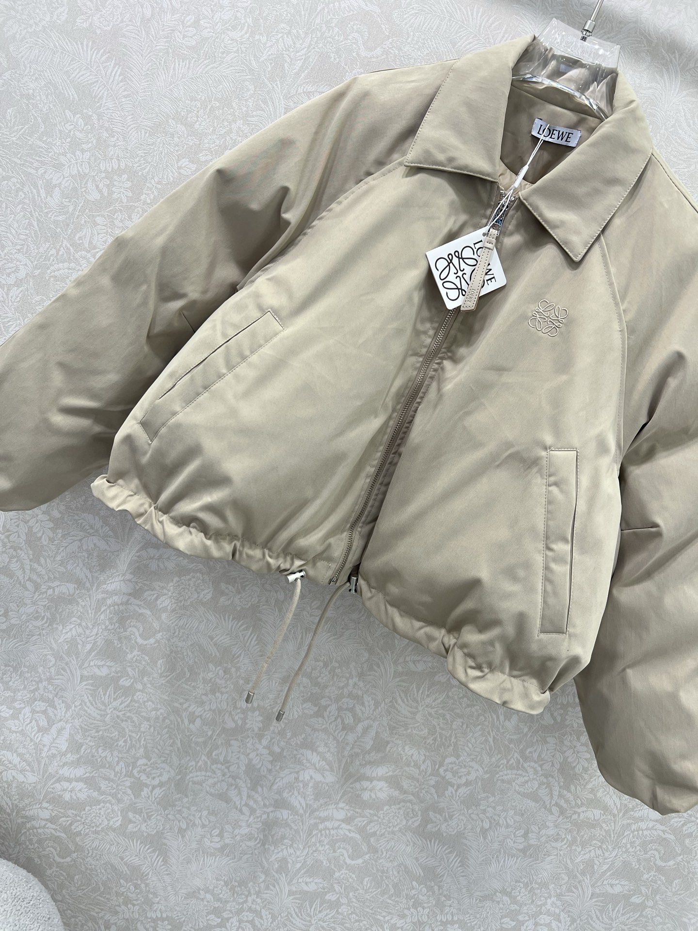 🔥🔥Loew*25早秋新款新款风衣短款棉服翻领外套胸前刺绣logo点缀 下摆抽绳设计 非常有特色的设计 