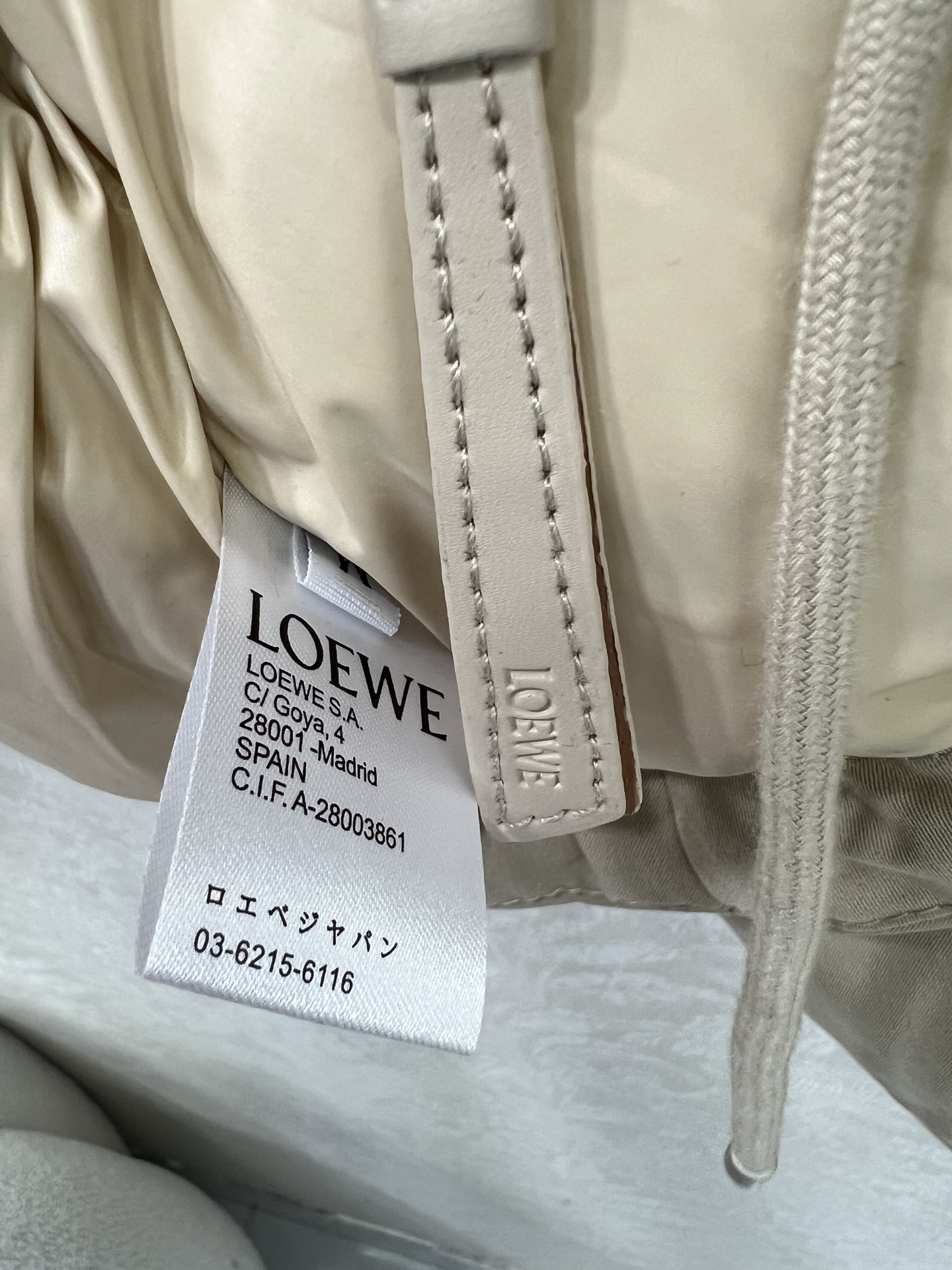 🔥🔥Loew*25早秋新款新款风衣短款棉服翻领外套胸前刺绣logo点缀 下摆抽绳设计 非常有特色的设计 