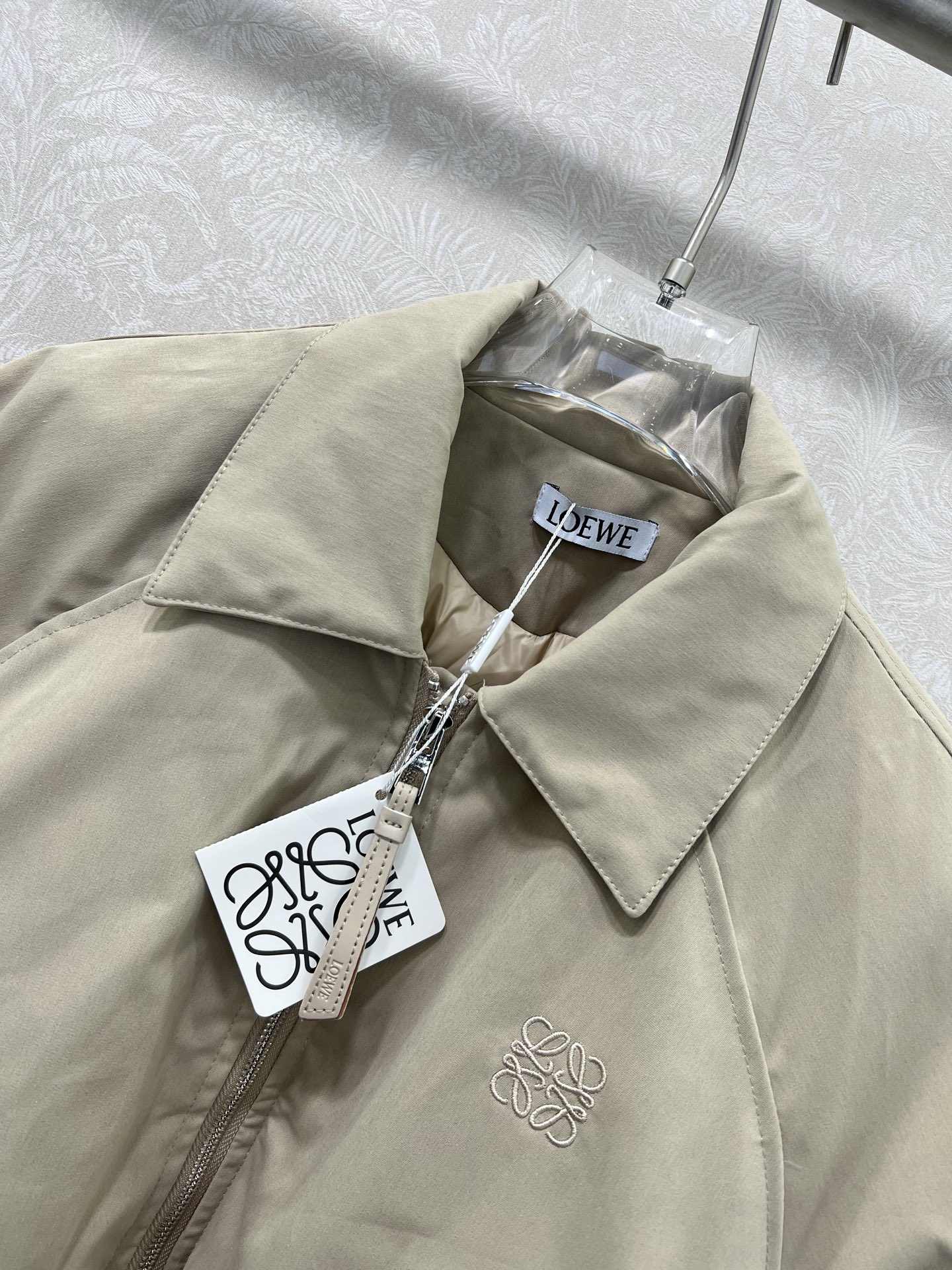 🔥🔥Loew*25早秋新款新款风衣短款棉服翻领外套胸前刺绣logo点缀 下摆抽绳设计 非常有特色的设计 