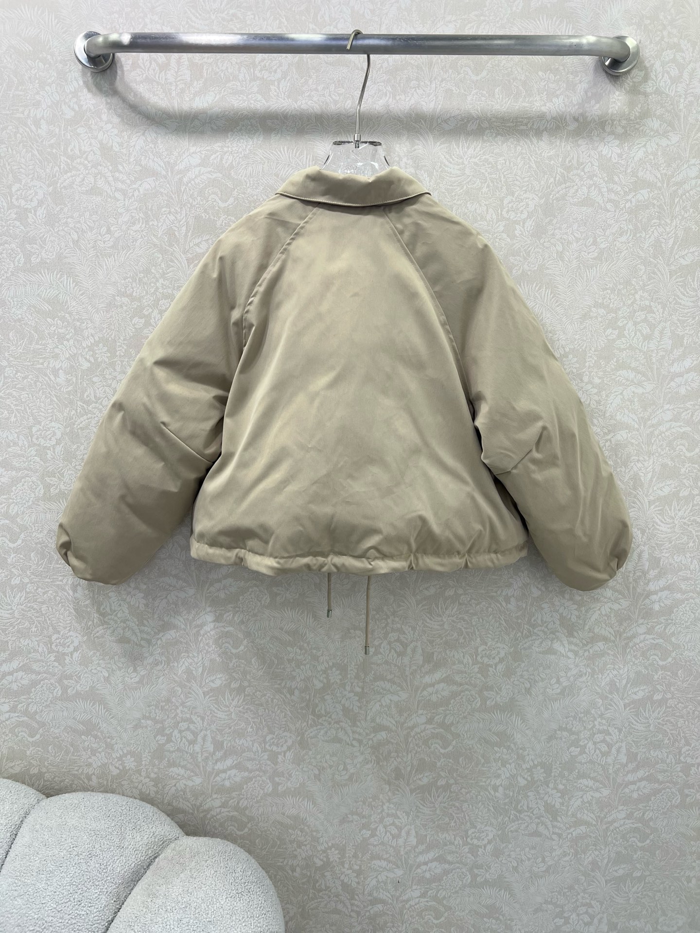 🔥🔥Loew*25早秋新款新款风衣短款棉服翻领外套胸前刺绣logo点缀 下摆抽绳设计 非常有特色的设计 