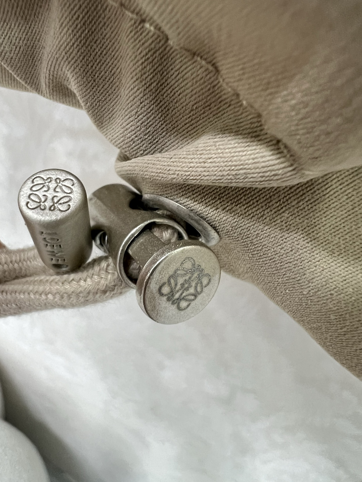 🔥🔥Loew*25早秋新款新款风衣短款棉服翻领外套胸前刺绣logo点缀 下摆抽绳设计 非常有特色的设计 