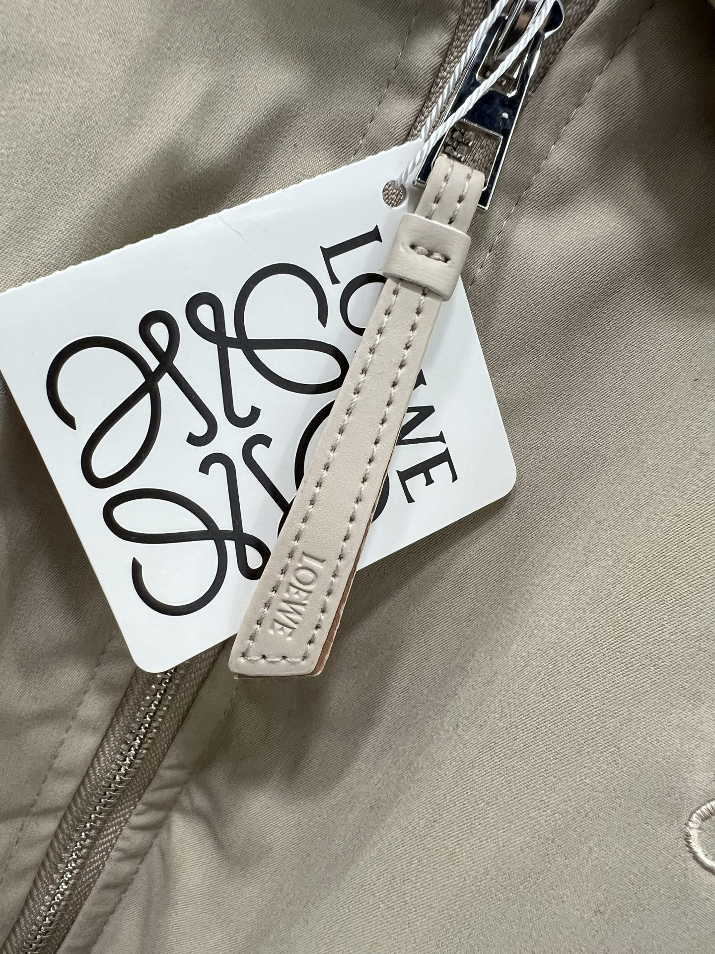 🔥🔥Loew*25早秋新款新款风衣短款棉服翻领外套胸前刺绣logo点缀 下摆抽绳设计 非常有特色的设计 